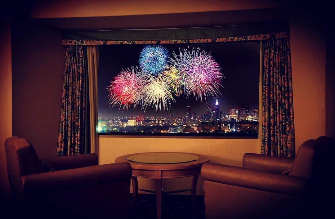 のインスタグラム：「Who doesn’t love watching the Jingu Gaien Fireworks Festival(August 10, 2019) from our guest room?﻿ ﻿ 《いよいよ今週末＆残室わずか！》﻿ 【神宮外苑花火大会（8月10日）﻿ 鑑賞宿泊プラン】﻿ ﻿ お部屋からゆっくりと花火を鑑賞できるプランで、最高の夏をスタートさせて。 ﻿﻿ ご予約・詳細は、当アカウントプロフィールから公式WEBサイトをご確認ください。﻿ ﻿ ﻿#花火大会 #花火 #神宮外苑花火大会 #部屋 #客室 #部屋からの景色 #夜景 #東京 #夏休み #夜空 #絶景 #ホテルニューオータニ﻿ #fireworks #firework #fireworksfestival #viewfromthewindow #guestroom #hotelroom #forbestravelguide #SummerStars #japan #tokyo @hotelnewotanitokyo」