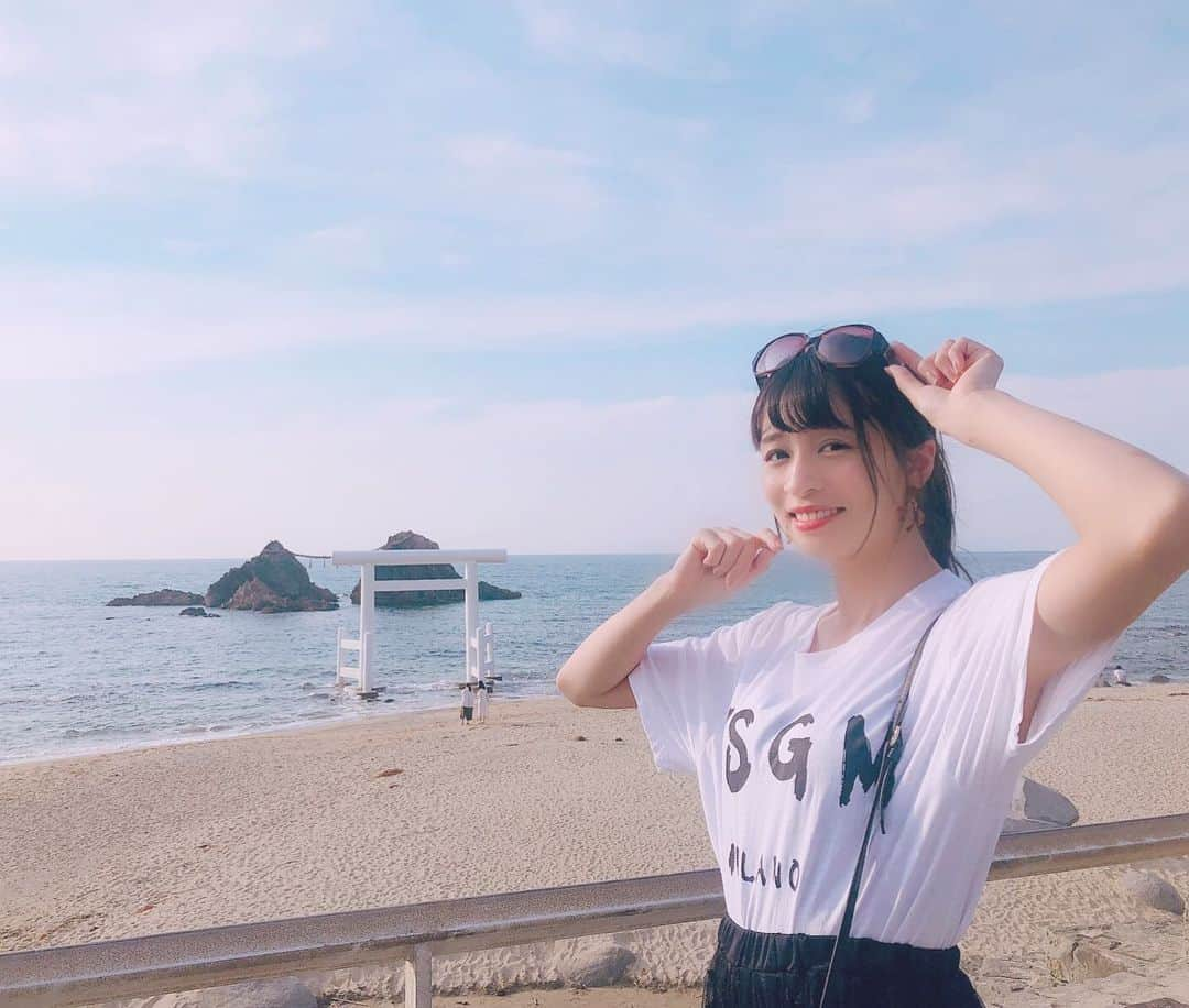 四島早紀さんのインスタグラム写真 - (四島早紀Instagram)「白い鳥居〜🕊海〜🐚最高〜☁️ . . 今日も暑いね🥵 早く涼しくならないかな〜🍨 . . #2019年の夏 #海 #二見ヶ浦 #糸島 #旅行 #鳥居 #followme #いいね #⛩ #夏」8月6日 19時50分 - saki_shishima