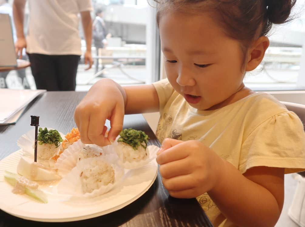 リナさんのインスタグラム写真 - (リナInstagram)「夏休みということで、チビちゃんと 《アンファー食育イベント》に行ってきました🍴 . アンファーといえば、#スカルプD などの発毛剤を思い浮かべますが、 今回はアンファーが展開する食品ブランド 『ドクターズ ナチュラル レシピ』から、 子供向けの【#食育シリーズ 】が誕生したということで、 お邪魔してきました🌟 . 夏バテで、食欲がない…なんてご家庭も多いはずですよね🍅 . そんな時でも、ママは家族のために栄養のあるご飯をせっせと作る🍚 . それなのに、食べムラのある子供は、食べてくれないこともしばしば…😖 . せっかくお出汁から丹精込めて作ったのに…。。 ガッカリ&イライラしちゃいますよね！ . そんなママにこそ、使って欲しい ------------------------------- 🥘【#なないろ栄養おだし 】🍳 容量:200g （10g×20パック） 価格:1,950円税込 ------------------------------- 現代の子供に不足している、 鉄分・カルシウム・ビタミンD・DHAを 天然素材から簡単に美味しく摂れるおだしなんです☆ ..................................... ✔︎7つの栄養:たんぱく質、DHA、鉄、亜鉛、カルシウム、マグネシウム、ビタミンD ✔︎5つの素材:いわし煮干し、かつお節、むろあじ節、乾椎茸、昆布 ✔︎100%天然：10種のフリー設計 ..................................... 子どもの好きなカレーに混ぜたり、 炊きたてのご飯にだしごと混ぜ込んだり、 栄養満点なとろろに混ぜたり、 食べ方やアレンジはかなり出来そう❗️ . 試食会で頂いた、一口おむすびが気に入ったみたいなので、 早速今夜作ってみようと思います🍙 ................................................. #アンファー #食育 #3児ママ #ドクターズナチュラルレシピ #夏休み #なないろ栄養おだし #出汁 #食育イベント #工藤紀子 #ボンベイ #リアルママ #鉄欠乏症 #鉄分 #栄養ご飯 #子供レシピ」8月6日 19時42分 - 1010koki0218