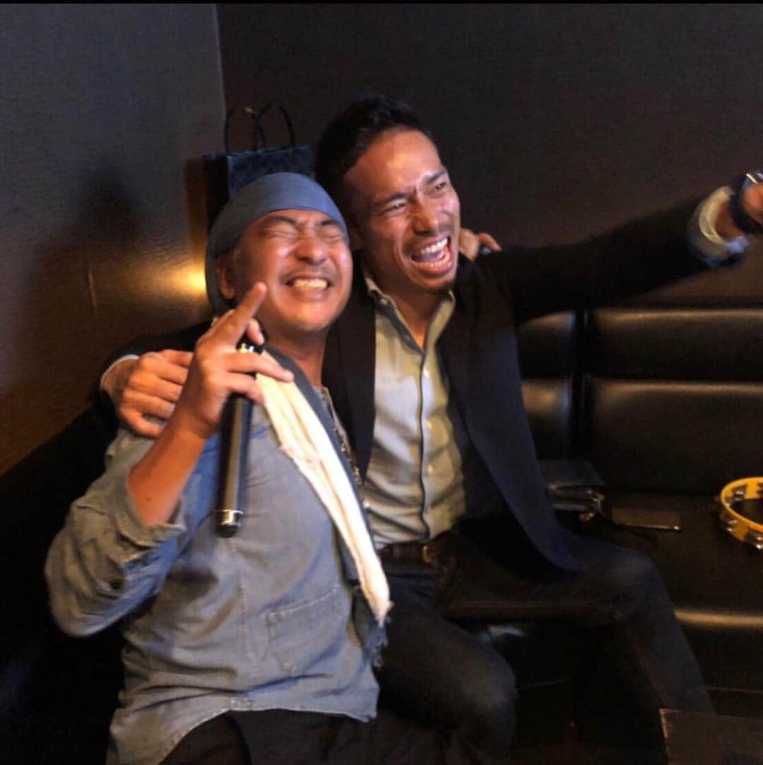 高橋歩のインスタグラム：「酔っ払いふたりで愛を叫ぶ！の図。﻿ ﻿ 深夜だし、終わってる。。。笑﻿ ﻿ 彼も、9月のフェスを主催する仲間にJOIN！﻿ ﻿ ROAD TO WORLD PEACE.﻿ 世界中の子供を友達に。﻿ ﻿ やったろうぜい！﻿ ﻿ ★﻿ ﻿ 【PEACE DAY 19】 ﻿ https://peaceday.jp/2019﻿ ﻿ 2019年9月21日(土) ﻿ 10:00 OPEN/START﻿ at 幕張海浜公園﻿」