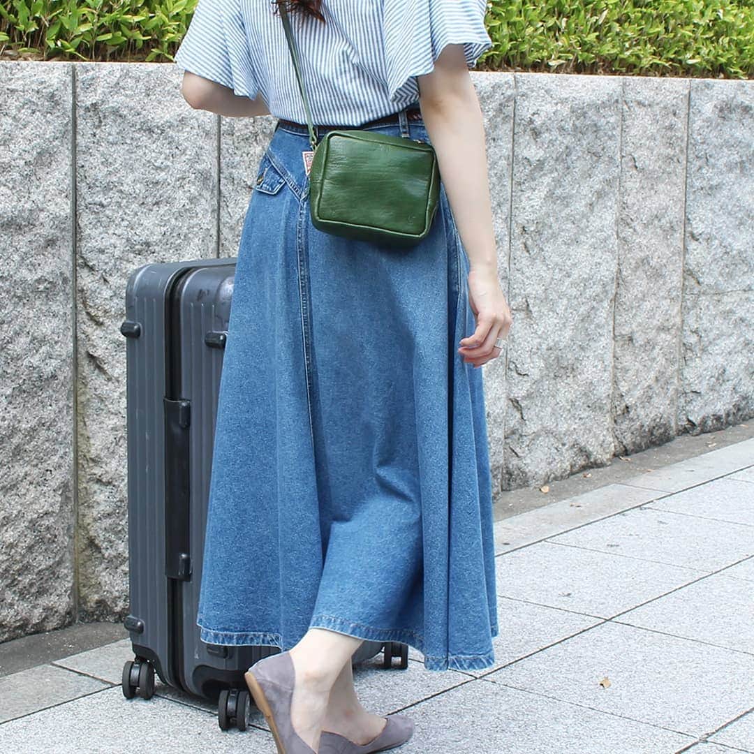 CLEDRAN_JAPANさんのインスタグラム写真 - (CLEDRAN_JAPANInstagram)「荷物も気持ちも軽やかに  NOTRE MINI POCHETTE ちょこんと可愛らしいミニマムサイズのショルダーバッグの登場です。  いつもバッグに入っているもので、実際使うものって意外と少なかったりしませんか？  ついつい増えてしまう持ち物を減らす為には、思い切って小さいバッグにするのが１番。  アクセサリー感覚で持てるコンパクトサイズのバッグにお財布、携帯電話、ハンカチ等、必要最小限のものだけを入れて出掛ければ、気分も足取りも軽やかになります。  小さいバッグは旅行に持って行くのにピッタリ。 旅先でこそ、荷物少なく身軽に動けるこのバッグが活躍すること間違いなしです！ . --------------------------- ＼豊富な写真で詳しくチェック！／ CLEDRAN online store @cledran_japan　プロフィールページ URL>LADIES>ONLINESTORE . ＼来て見て触って確かめられる／ CLEDRAN shop list 大阪本店 @cledran_osaka 東京店 @cledran_tokyo 名古屋ラシック店 @cledran_lachic . *各実店舗、オンラインストアで在庫状況は異なります。 気になる商品はお店に足を運ぶ前に電話で確認するのがオススメ。 商品によってはお取り寄せやお取り置きも承っています。 -------------------------- . #cledran#クレドラン#Cledran_japan#日本製#madeinjapan#shoulderbag#bag #ショルダーバッグ#かばん#ポシェット#pochette#革#lether#letherbag#革かばん#革鞄#お出掛け#旅行#travel#vacation#summervacation#夏休み#カメラ#かばんの中身#camera」8月6日 19時46分 - cledran_japan