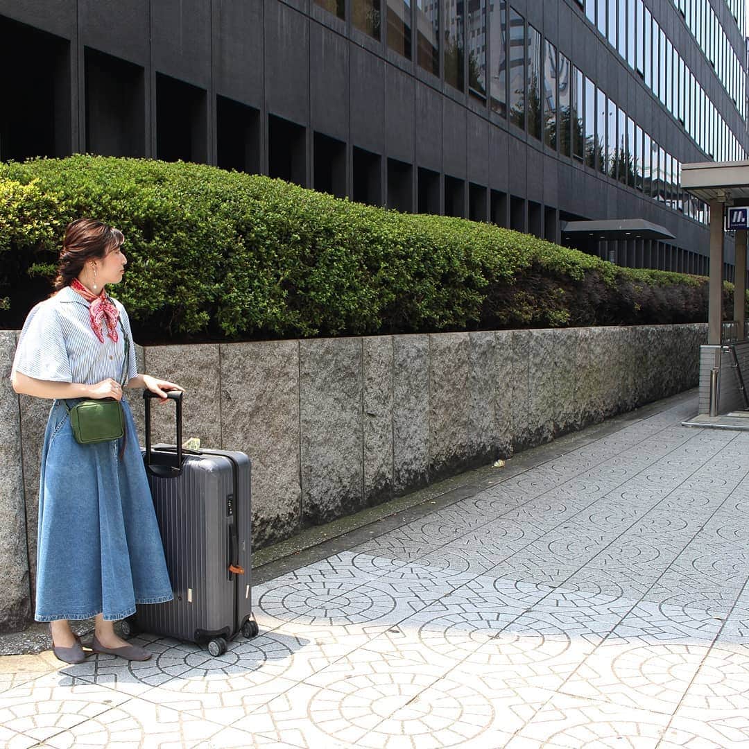CLEDRAN_JAPANさんのインスタグラム写真 - (CLEDRAN_JAPANInstagram)「荷物も気持ちも軽やかに  NOTRE MINI POCHETTE ちょこんと可愛らしいミニマムサイズのショルダーバッグの登場です。  いつもバッグに入っているもので、実際使うものって意外と少なかったりしませんか？  ついつい増えてしまう持ち物を減らす為には、思い切って小さいバッグにするのが１番。  アクセサリー感覚で持てるコンパクトサイズのバッグにお財布、携帯電話、ハンカチ等、必要最小限のものだけを入れて出掛ければ、気分も足取りも軽やかになります。  小さいバッグは旅行に持って行くのにピッタリ。 旅先でこそ、荷物少なく身軽に動けるこのバッグが活躍すること間違いなしです！ . --------------------------- ＼豊富な写真で詳しくチェック！／ CLEDRAN online store @cledran_japan　プロフィールページ URL>LADIES>ONLINESTORE . ＼来て見て触って確かめられる／ CLEDRAN shop list 大阪本店 @cledran_osaka 東京店 @cledran_tokyo 名古屋ラシック店 @cledran_lachic . *各実店舗、オンラインストアで在庫状況は異なります。 気になる商品はお店に足を運ぶ前に電話で確認するのがオススメ。 商品によってはお取り寄せやお取り置きも承っています。 -------------------------- . #cledran#クレドラン#Cledran_japan#日本製#madeinjapan#shoulderbag#bag #ショルダーバッグ#かばん#ポシェット#pochette#革#lether#letherbag#革かばん#革鞄#お出掛け#旅行#travel#vacation#summervacation#夏休み#カメラ#かばんの中身#camera」8月6日 19時46分 - cledran_japan