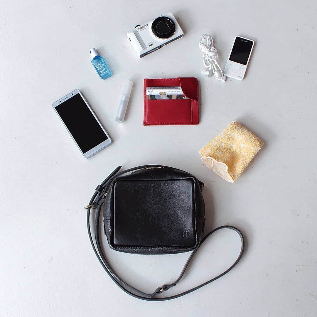 CLEDRAN_JAPANさんのインスタグラム写真 - (CLEDRAN_JAPANInstagram)「荷物も気持ちも軽やかに  NOTRE MINI POCHETTE ちょこんと可愛らしいミニマムサイズのショルダーバッグの登場です。  いつもバッグに入っているもので、実際使うものって意外と少なかったりしませんか？  ついつい増えてしまう持ち物を減らす為には、思い切って小さいバッグにするのが１番。  アクセサリー感覚で持てるコンパクトサイズのバッグにお財布、携帯電話、ハンカチ等、必要最小限のものだけを入れて出掛ければ、気分も足取りも軽やかになります。  小さいバッグは旅行に持って行くのにピッタリ。 旅先でこそ、荷物少なく身軽に動けるこのバッグが活躍すること間違いなしです！ . --------------------------- ＼豊富な写真で詳しくチェック！／ CLEDRAN online store @cledran_japan　プロフィールページ URL>LADIES>ONLINESTORE . ＼来て見て触って確かめられる／ CLEDRAN shop list 大阪本店 @cledran_osaka 東京店 @cledran_tokyo 名古屋ラシック店 @cledran_lachic . *各実店舗、オンラインストアで在庫状況は異なります。 気になる商品はお店に足を運ぶ前に電話で確認するのがオススメ。 商品によってはお取り寄せやお取り置きも承っています。 -------------------------- . #cledran#クレドラン#Cledran_japan#日本製#madeinjapan#shoulderbag#bag #ショルダーバッグ#かばん#ポシェット#pochette#革#lether#letherbag#革かばん#革鞄#お出掛け#旅行#travel#vacation#summervacation#夏休み#カメラ#かばんの中身#camera」8月6日 19時46分 - cledran_japan