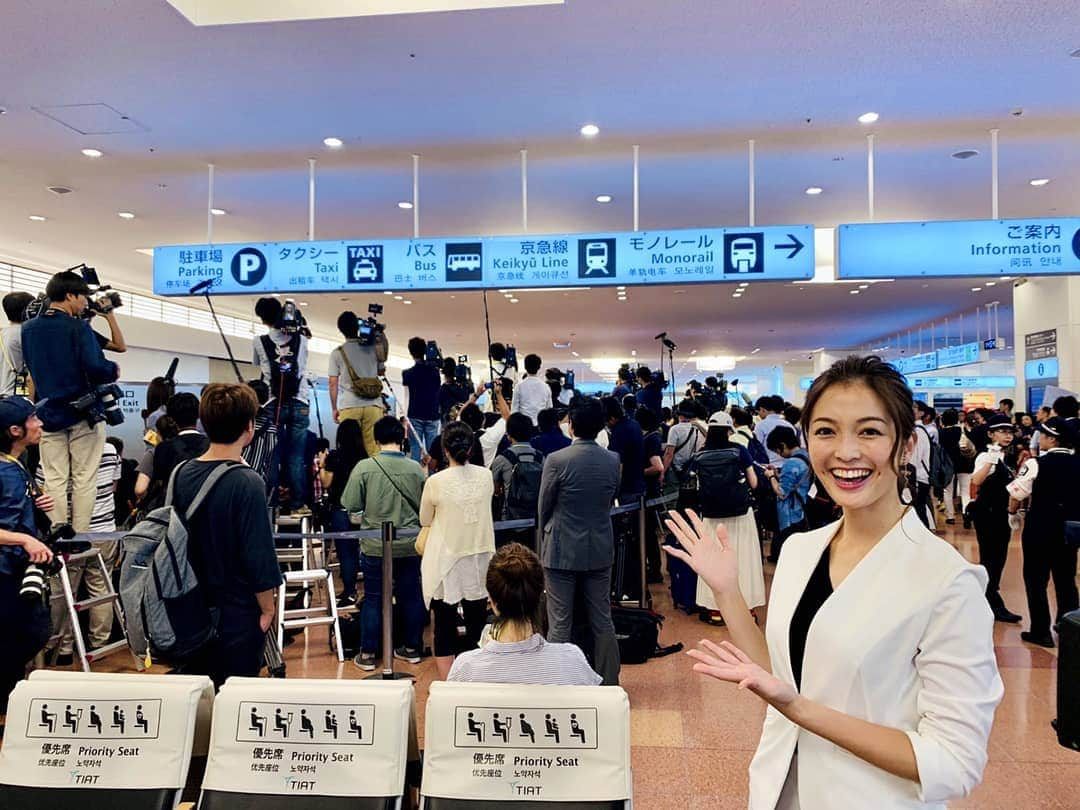 テレビ東京「SPORTSウォッチャー」さんのインスタグラム写真 - (テレビ東京「SPORTSウォッチャー」Instagram)「42年ぶりに日本人で海外メジャーを制覇した #渋野日向子 選手の帰国会見で代表質問を担当してきました！ . " #スマイルシンデレラ "と呼ばれた彼女の笑顔は、会見でも輝いていました✨ . 今晩のSPORTSウォッチャーでぜひご覧ください！ . ちなみに、直近のテレビ東京では、ニトリレディスゴルフトーナメントに渋野日向子選手が出場予定です。こちらも合わせてお楽しみに！ . ■テレビ東京系列全国６局ネット＋ＢＳテレ東 8月31日（土）16:00～ 9月 1日（日）16:00～ . #全英女子オープン #女子ゴルフ #ゴルフ #帰国 #手に #ハイタッチ」8月6日 19時47分 - minspo_tvtokyo