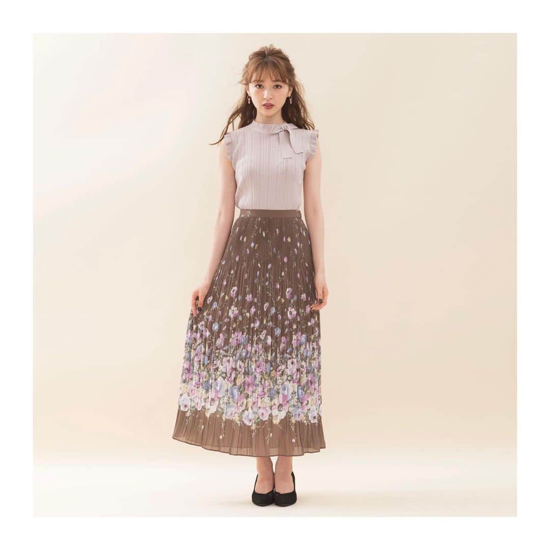 のインスタグラム：「・ ・ AUGUST LOOK ・ ・ ✴︎tops ¥7,900+tax ✴︎skirt ¥15,000+tax ・ ・ ・ #WILLSELECTION #ウィルセレクション  #上西星来 @seira_jonishi_tpd #リボンの日 #リボンの日2019」