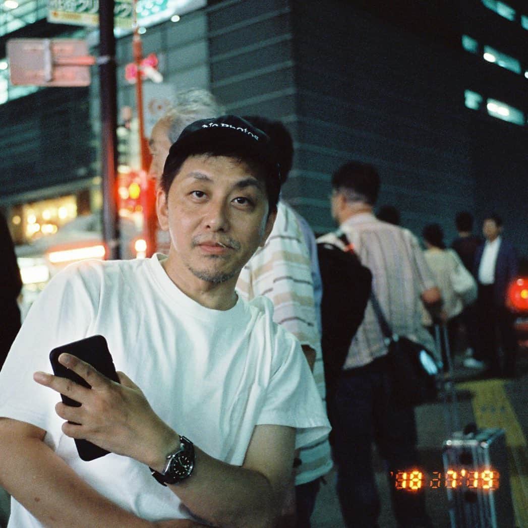 石川涼のインスタグラム：「僕達が創り出すものは1人でも多くの世界の人たちに愛されたい。けど、全ての人に認められなくていい。嫌いな人もいた方がいい。全ての人を満たしてしまったら誰も欲しくなくなる。満たさないことが大事。  写真はプレゼントしたカメラでCUが撮ってくれたよ。 楊枝を咥えているのは次元大介を意識してます。 T2いいよね。  #Contax#ContaxT2#filmphotography #film#cinestill#cinestill800t」