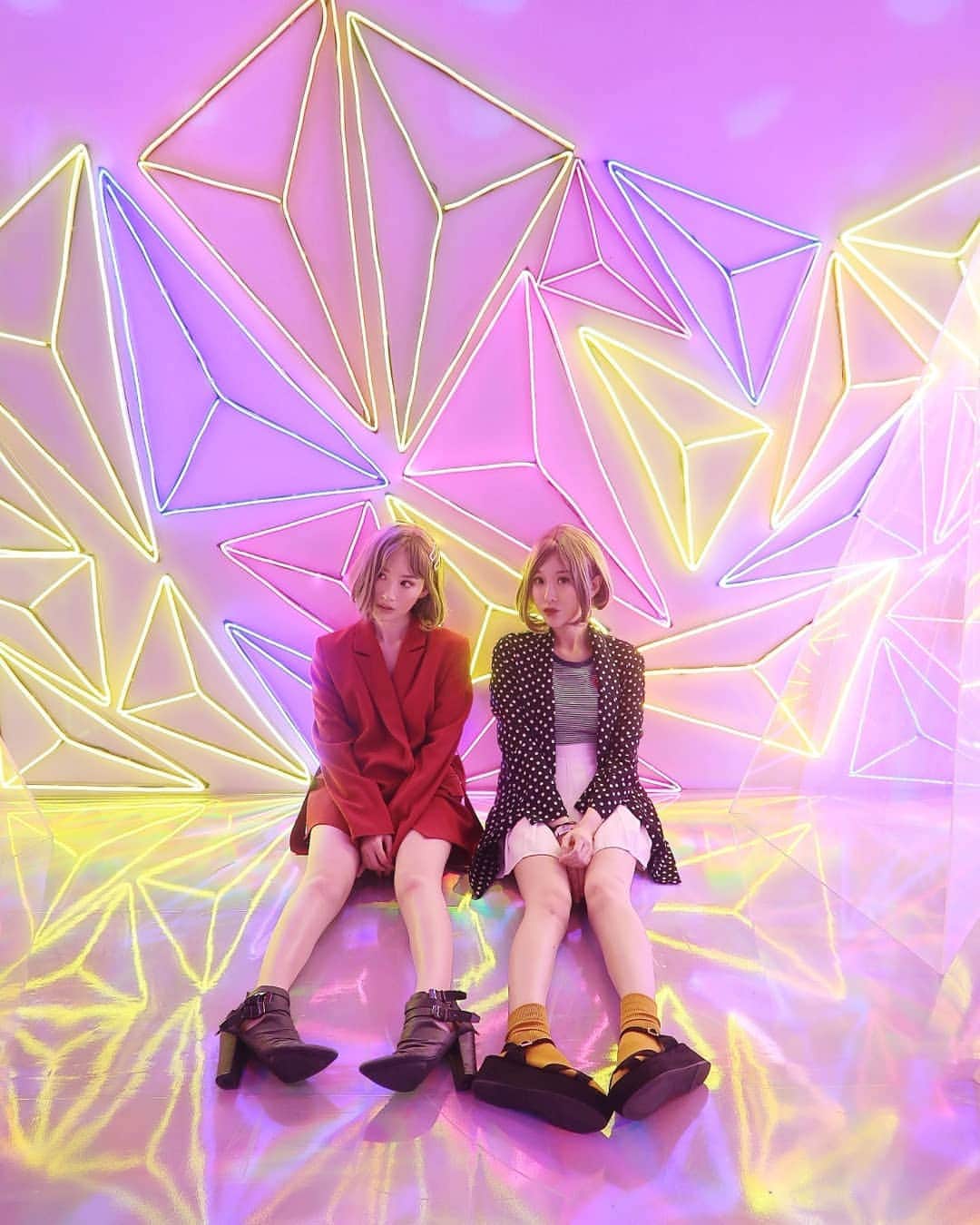 エリッサ・ヤマダのインスタグラム：「Twinning with the mother of twins, @jessyamada, at @ravenisodd exhibition 🧚‍♀️🧚‍♀️ Thanks for having us, @rachelvennya! 💘 #ellejessinjkt」