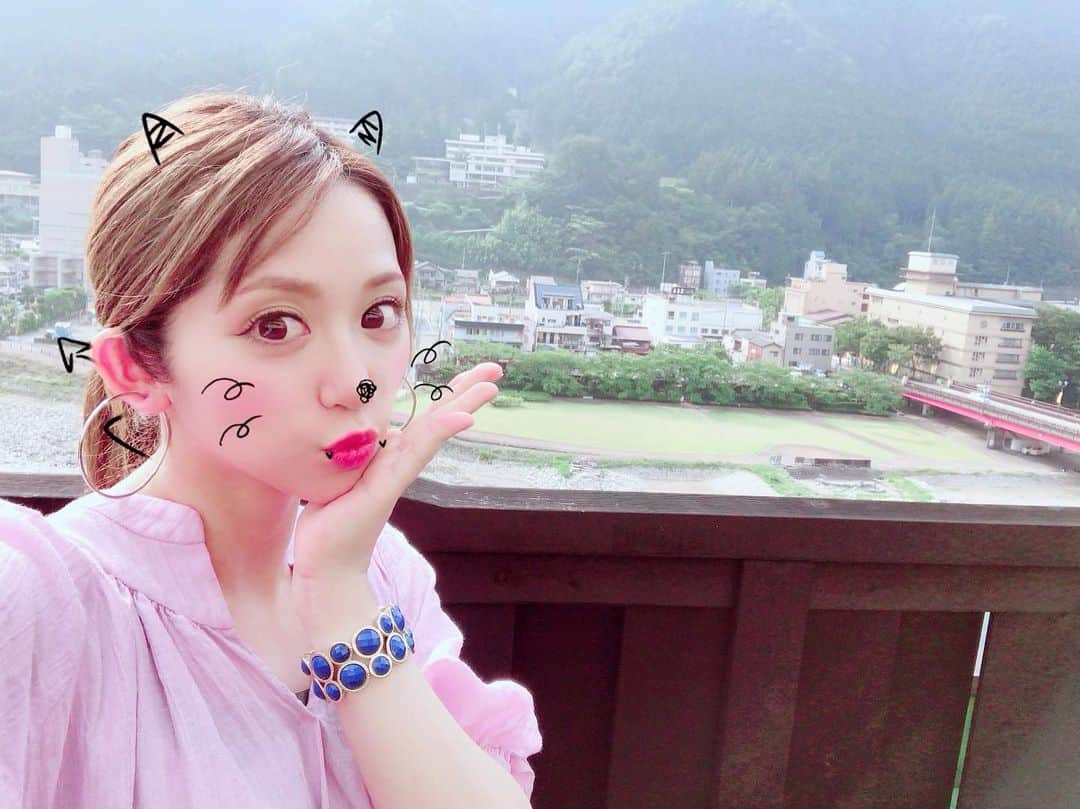 河瀬鮎美のインスタグラム：「下呂行きました❤️❤️ 私の名前の由来の岐阜の鮎も食べれたし、帰りは飛騨高山を経由して飛騨牛と高山ラーメンも食べたから食べ過ぎたけど心もお腹も満腹旅でした🐸💕 #下呂#飛騨高山#旅行#飛騨牛#丸明#ランチ#高山ラーメン#旅行#旅館#travel #instagood」