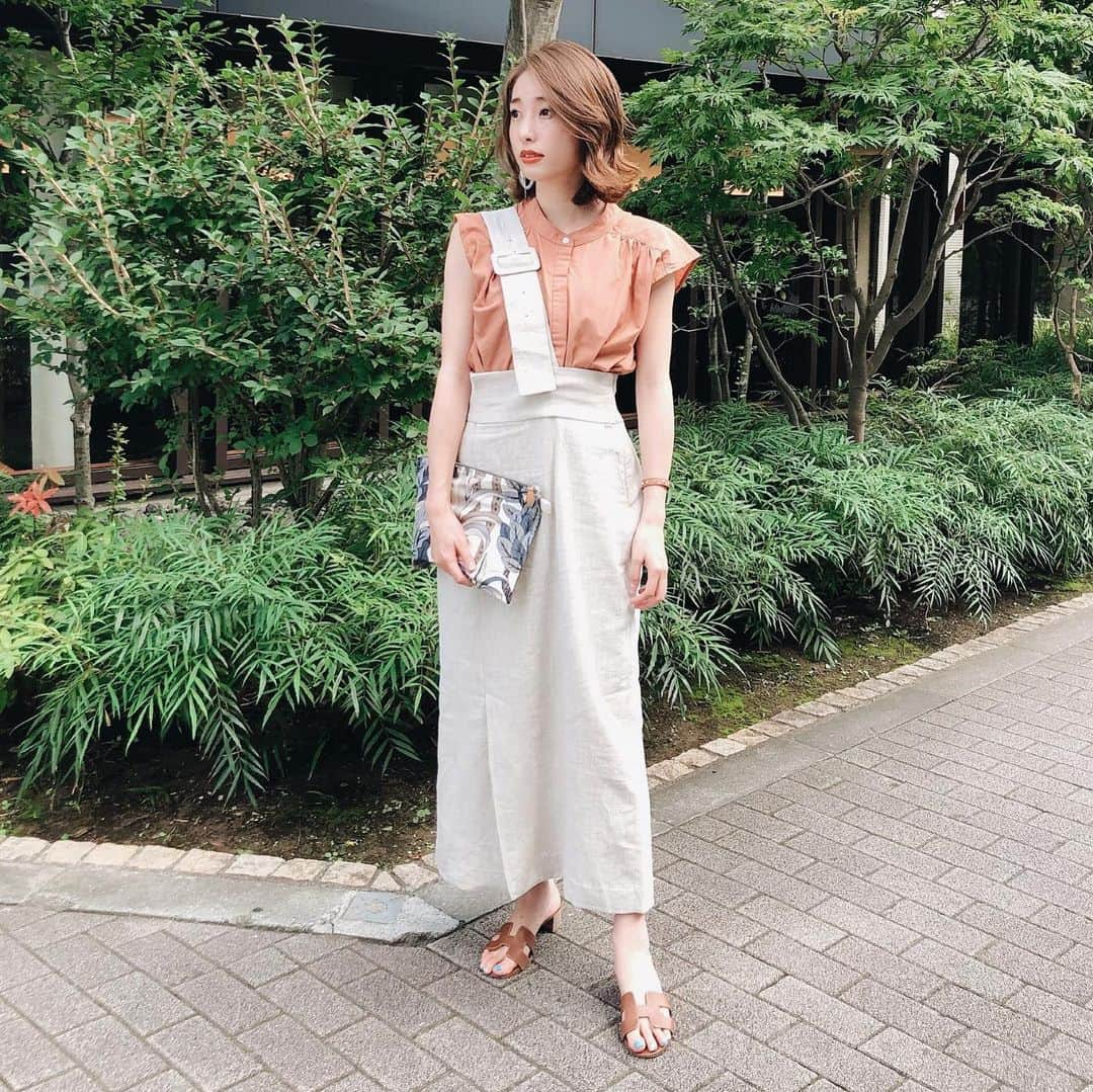 冨張愛さんのインスタグラム写真 - (冨張愛Instagram)「one shoulder skirt♡ リネン 素材なので夏らしい☺︎ 大好きなベージュ ブラウン系のコーデにしました👒 * tops ... #globalwork @globalwork_official  skirt ... #romile @romile_official  shoes ... #hermes @hermes  #instagood #coordinate #ootd #outfit #fashion #instafashion #meg_ootd #코디네이트 #패션 #카메라 #コーディネート #コーデ #ファッション #今日のコーデ #今日の服 #夏服 #ロミール #157cmコーデ #ワンショル #ワンショルダー #リネンスカート」8月6日 20時00分 - megumitomihari