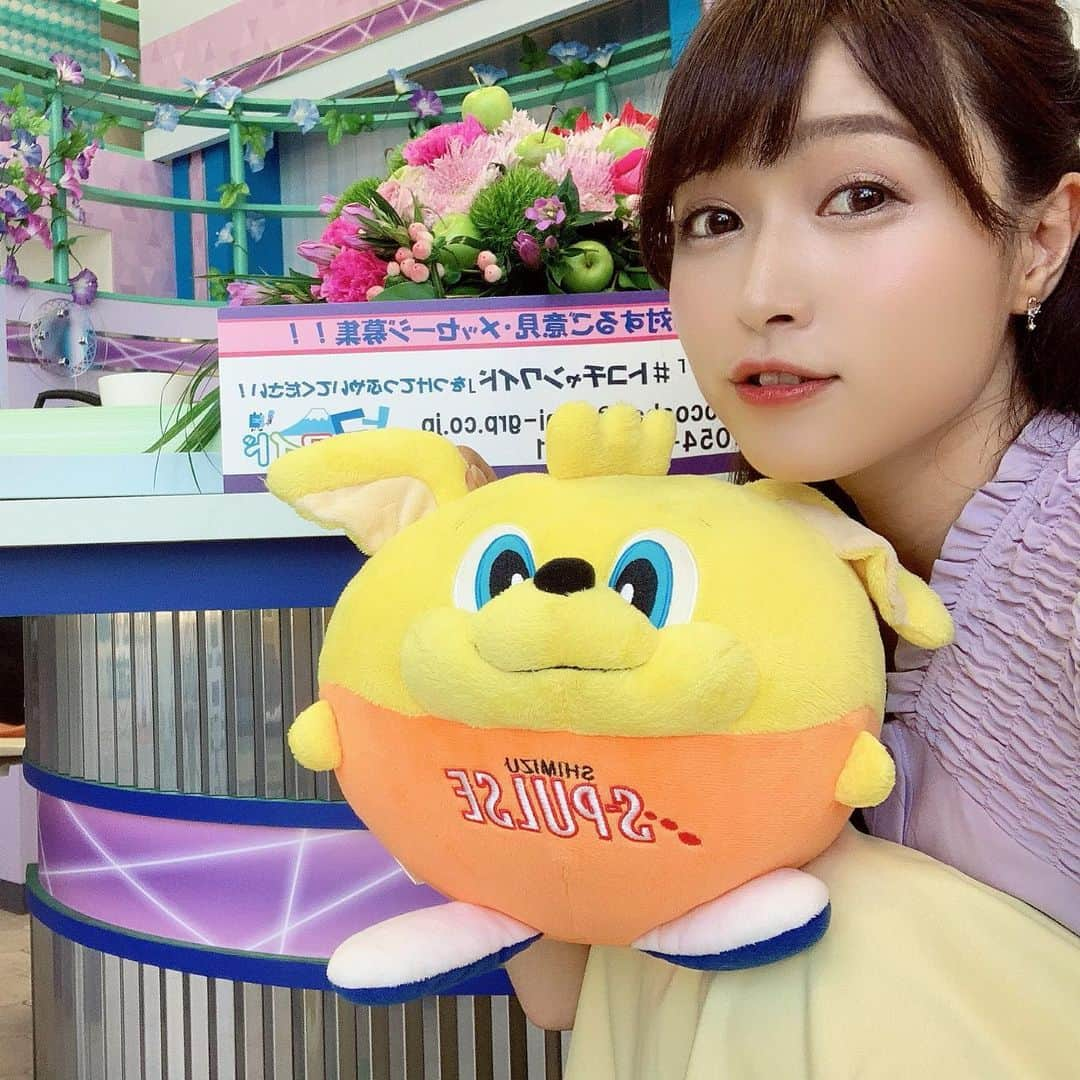 岩本恵美加さんのインスタグラム写真 - (岩本恵美加Instagram)「❁┈༚༝ 秋山キャスターが夏休み中なので、 久しぶりにケーブルテレビの 地域の情報番組『トコチャンワイド』の キャスターを務めさせて頂きました👩‍🏫 ㅤㅤ ゲストはロザリオクロスの YUWAちゃんとMIMUちゃん♬ ㅤㅤ パルちゃんも久しぶり〜( ˃̶͈ᴗ˂̶͈ )♡︎ʾʾ﻿ ㅤㅤ 今日は藤枝スタジオ。 ありがとうございました！ 明日は沼津スタジオにお邪魔します✨ ㅤㅤ #夏なのに毛布にくるまる #脚もぐるぐる巻き #でも冷房は切らないでほしい #分かってくれる人はいるはず 笑 #tv #fujieda #studio #shizuoka #藤枝 #藤枝市 #藤枝駅 #ロザリオクロス #パルちゃん」8月6日 20時00分 - emk_iwmt