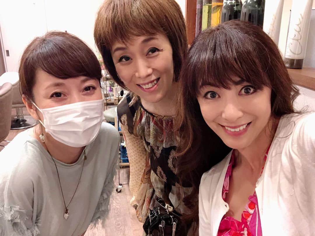 山田佳子さんのインスタグラム写真 - (山田佳子Instagram)「オブジェで気分スッキリ！ヘアカラーとネイルをきれいにしてもらいました💇‍♀️💅﻿ ﻿ #ヘア #カラーリング  #フレンチネイル﻿ #気分上がる #嬉しい﻿ #ヘアサロン﻿ #objet﻿ #渋谷」8月6日 20時01分 - yoshiko117