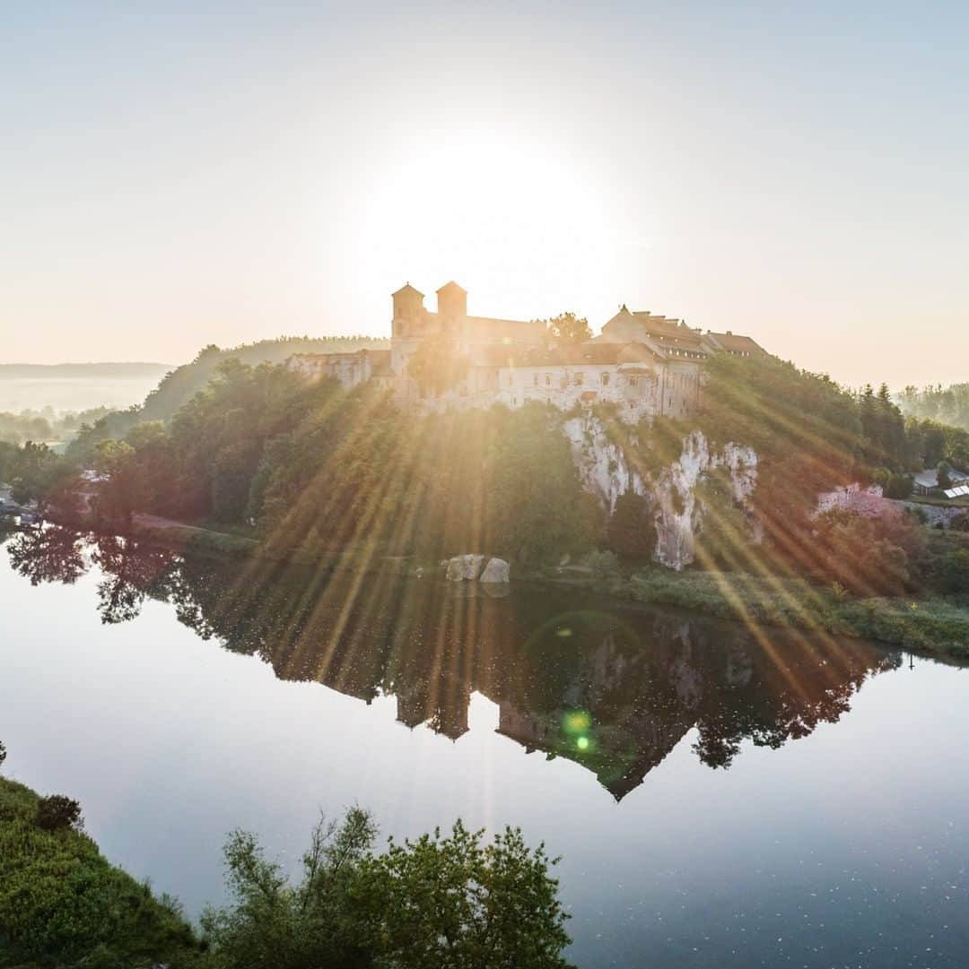 ルフトハンザさんのインスタグラム写真 - (ルフトハンザInstagram)「A monastery with a view - the Benedictine Abbey of Tyniec was built in the 11th century on a limestone rock at the bank of the Vistula river and is still in use today. #Lufthansa #CityOfTheMonth #Kraków」8月6日 20時01分 - lufthansa