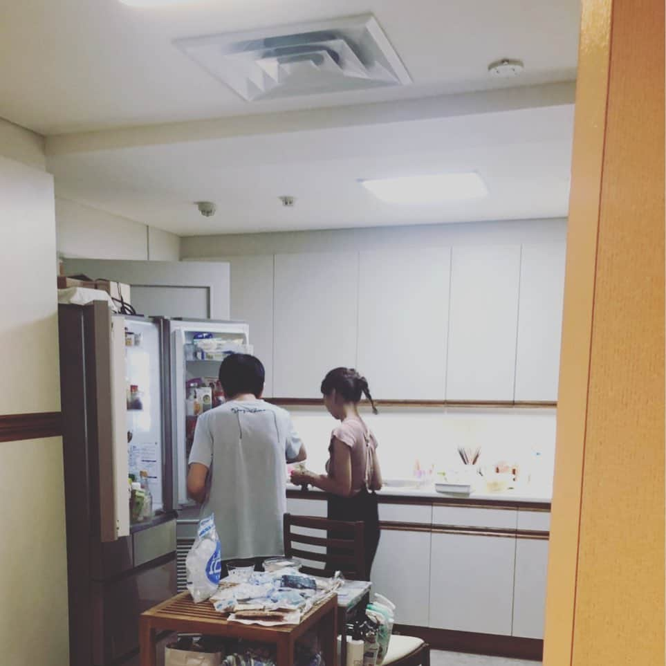 安田美沙子さんのインスタグラム写真 - (安田美沙子Instagram)「先日、アッコさんが焼うどんを作ってくれました😊❤️✨ あっさりだけど、揚げ玉入りのしっかり味のある焼うどん美味しくて、パパも息子もたっくさん食べてほっこりした夜でした✨ そしてまさかの、冷蔵庫を綺麗にしてくれました😭✨ お料理から、お掃除まで。。本当のお姉ちゃんのように、15年も慕わせて頂いています。 次は親子丼を教わりたいです😊 #instafood  #焼うどん #お姉ちゃん #大掃除 #片付けられない私 #ありがとうございます #アッコさんのフライパンを壊してしまうハプニング」8月6日 20時16分 - yasuda_misako