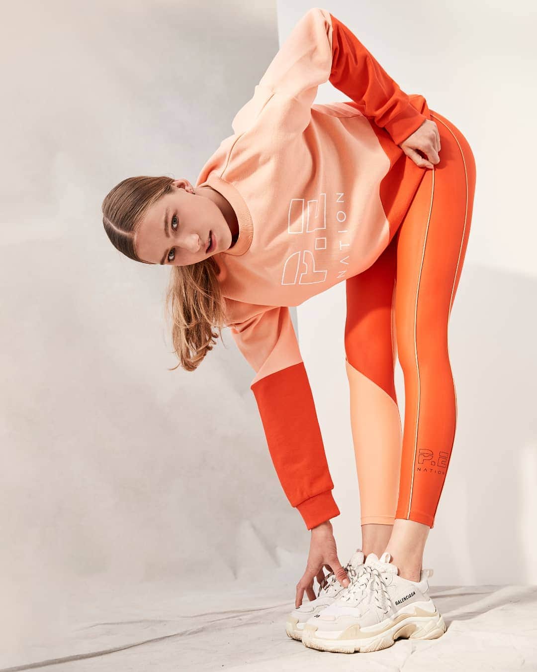 STYLERUNNERさんのインスタグラム写真 - (STYLERUNNERInstagram)「Your statement activewear set has arrived! 😍😍 Pair  the P.E Nation Cutshot Legging with the Money Shot Sweat for a fresh, new look #stylerunner」8月6日 20時17分 - stylerunner
