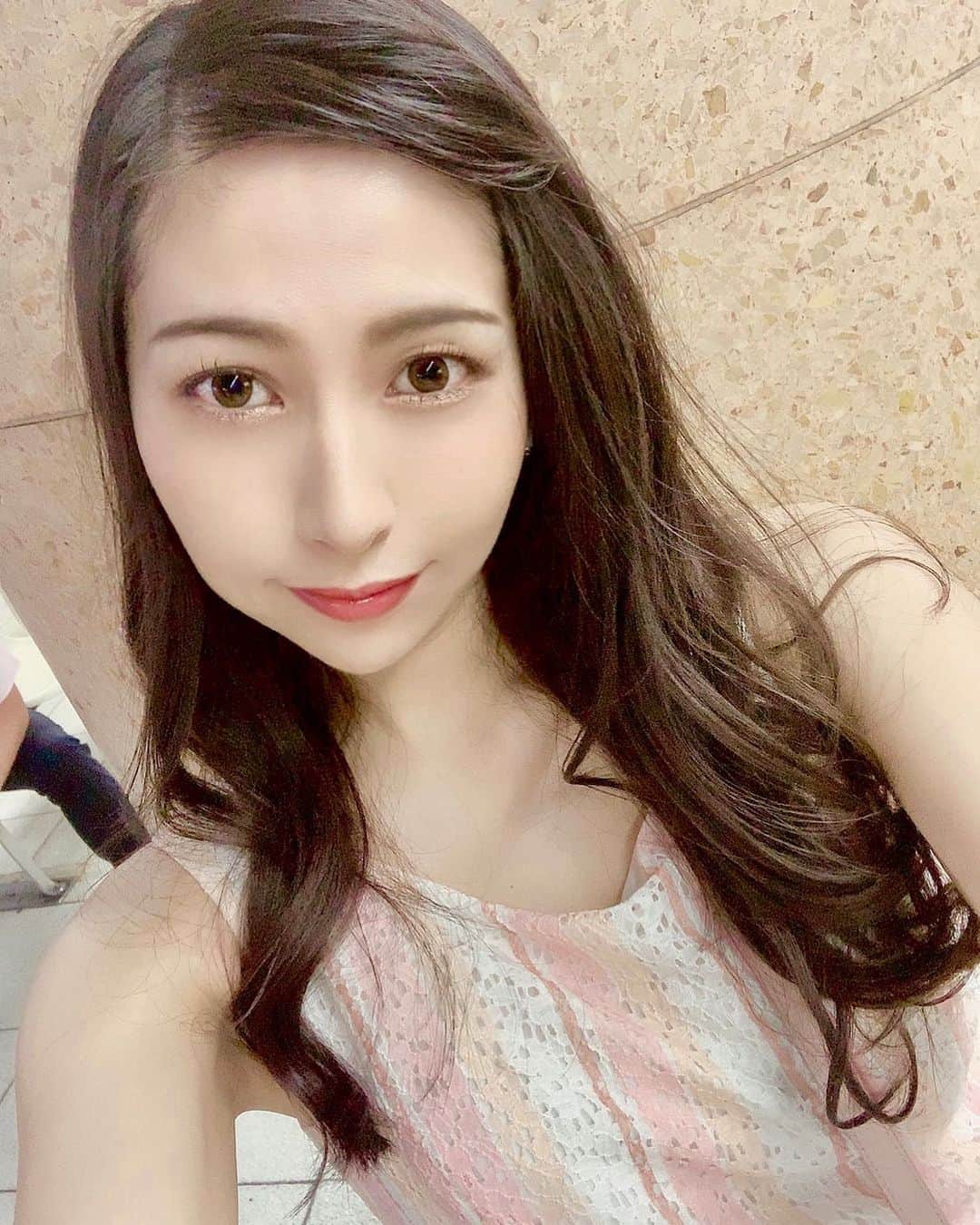 緑川ちひろさんのインスタグラム写真 - (緑川ちひろInstagram)「今日はいつもと髪型を変えてみました💇‍♀️ おでこ丸出し！皆さんは前髪ありと無し、どっちがお好みですか？🤔 #グラビア #グラビアアイドル #レースクイーン #キャンギャル #イベントコンパニオン #モデル #撮影会モデル #タレント #ハーフ顔 #黒髪ロング #美女 #かわいい#写真好きな人と繋がりたい #お酒好きな人と繋がりたい #followme #カメラ好きな人と繋がりたい #おでこ #おでこ広い #ノースリーブ #脇 #ヘアアレンジ」8月6日 20時10分 - chihiro_midorikawa