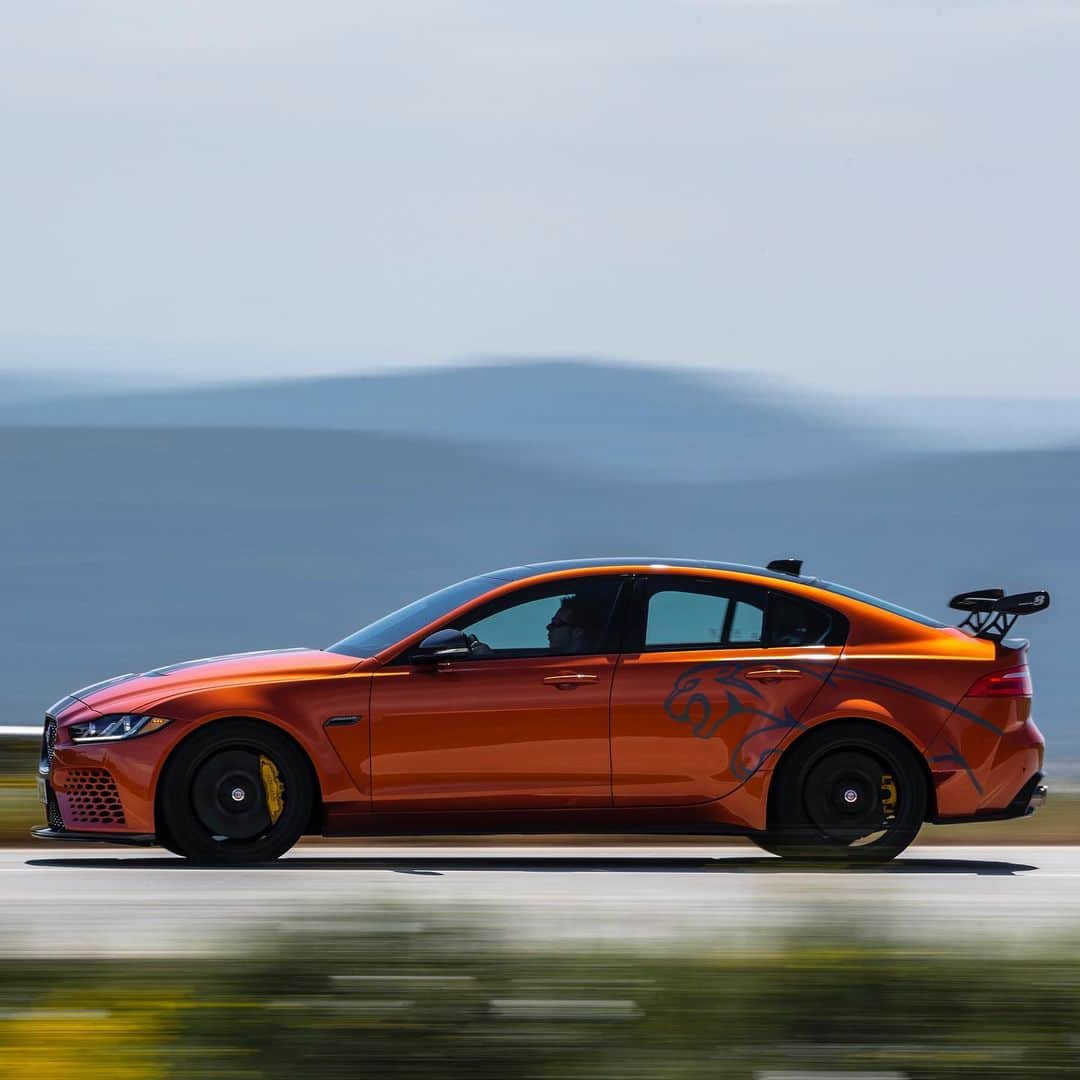 Jaguarさんのインスタグラム写真 - (JaguarInstagram)「Born to perform.  #Jaguar #XE #SV #Project8 #SVO #SpecialVehicleOperations #SuperCar #SportsCar #HypeCar #CarsofInstagram」8月6日 20時10分 - jaguar