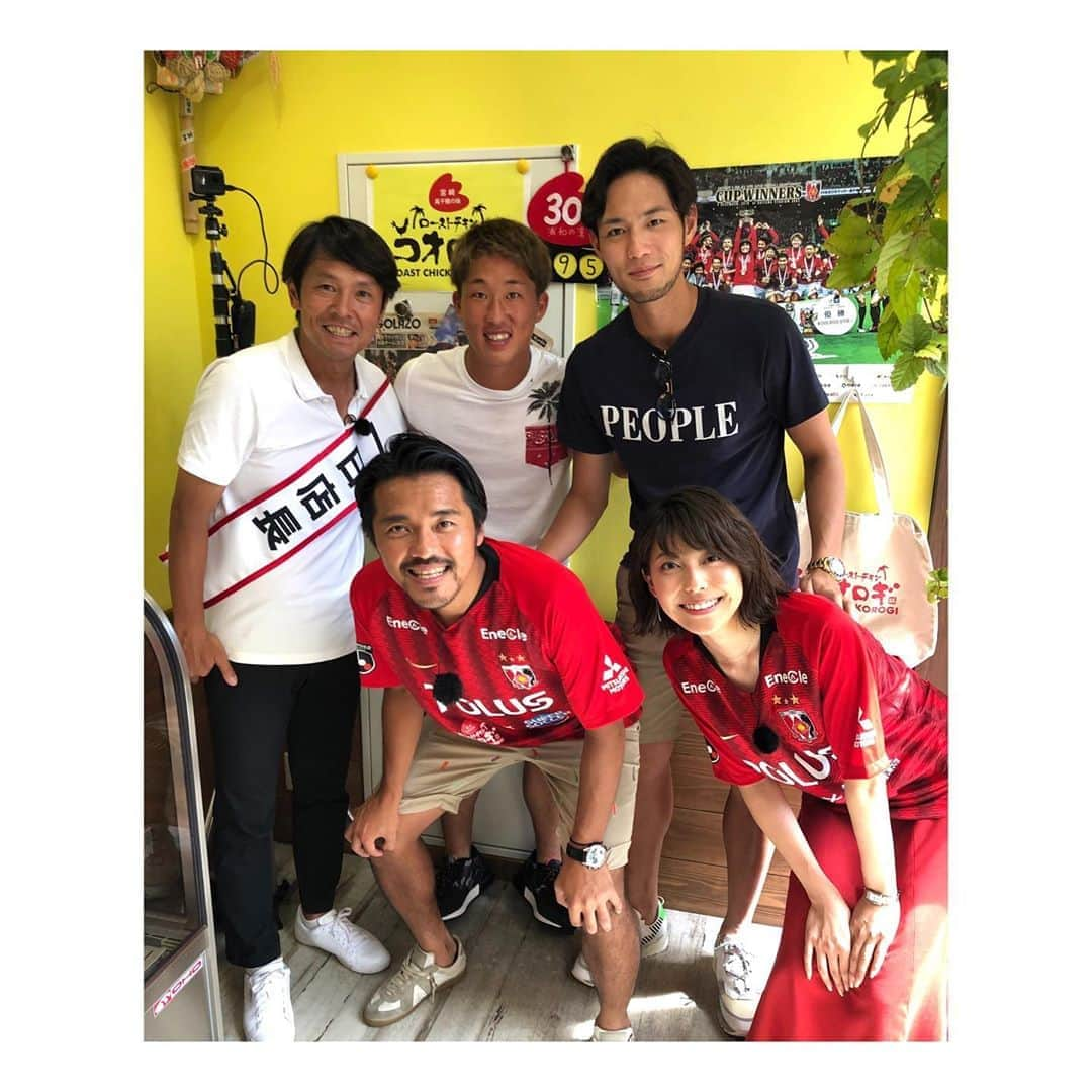 上村彩子さんのインスタグラム写真 - (上村彩子Instagram)「. . 今日はスーパーサッカーの企画ロケでした⚽️ 浦和レッズの興梠選手が福田さんの クラブ最多得点を抜いたお祝いとして、 福田さんが「ローストチキンコオロギ」の 一日店長に就任！ . . 暑い中、サポーターのみなさん ありがとうございました😊 岩波選手、森脇選手、岩武選手、 杉本選手、関根選手もきてくださって とても盛り上がりました！ . 少し先になりますがスパサカでのオンエア お楽しみに^_^ 近々、興梠選手特製&サイン入り ユニフォームの視聴者プレゼントの 発表もあると思います。 (私が着ていますがちゃんと クリーニングするのでご心配なく😅) . . #浦和レッズ#ローストチキンコオロギ #スーパーサッカー#スパサカ」8月6日 20時11分 - saekokamimura