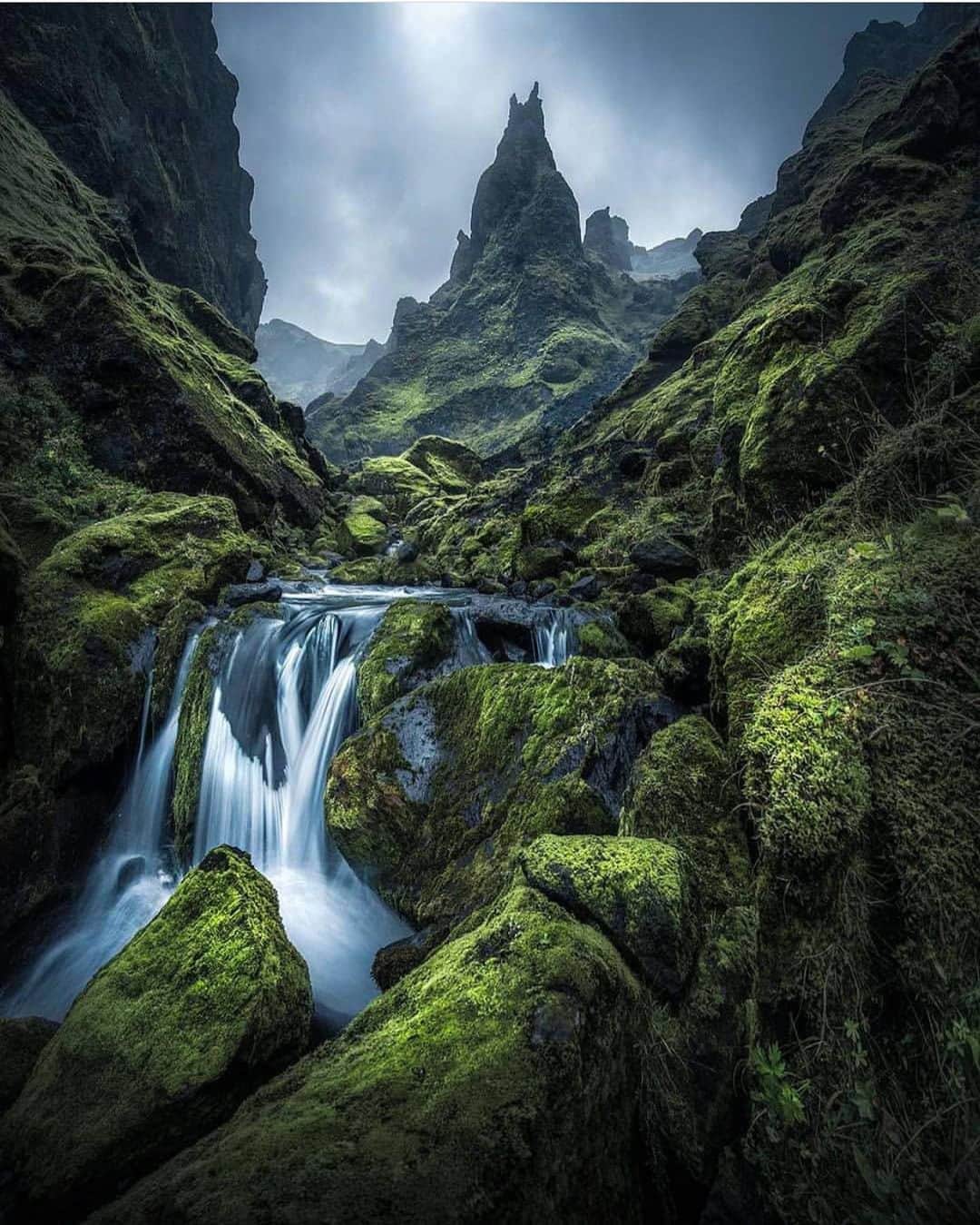 Earth Picsさんのインスタグラム写真 - (Earth PicsInstagram)「Beautiful waterfalls in Iceland 🇮🇸 by @davidgayphotography」8月6日 20時13分 - earthpix