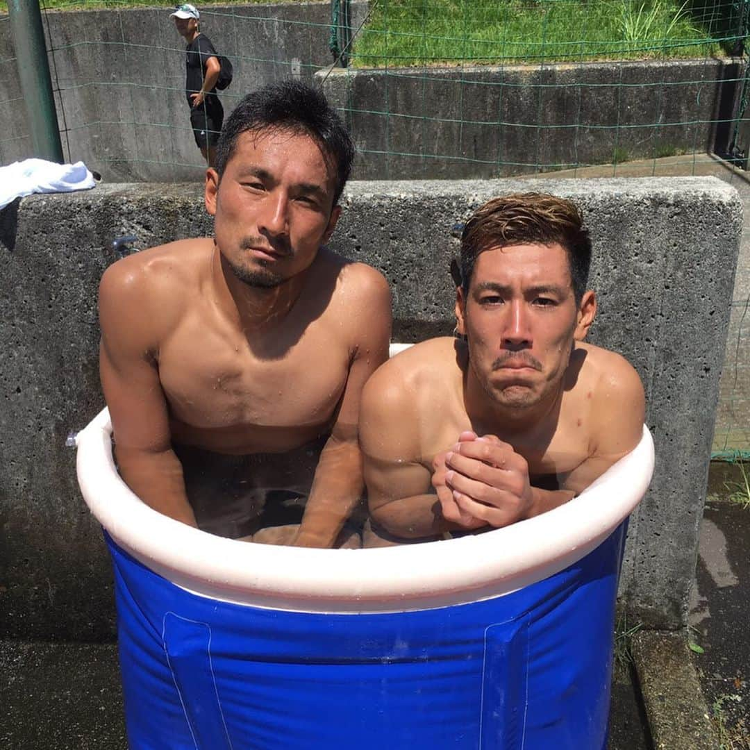 太田康介さんのインスタグラム写真 - (太田康介Instagram)「キャンプ３日目終わり。  かろうじて生きてます。  #2部練後の写真 #まだ余裕あるな #とりあえず #やっぱり顔黒い #水バケツは1人用 #橋さん疲れた顔してるけど #まだまだ元気 #修行はフィジカル中は静か #だけどSNSはちょー元気 #ゴリラのポートレート #上原なぜか練習試合用ユニ #水谷顔でかい #金子の森山直太朗 #こまさん締め出される #明日も頑張ろ #もう更新出来ないからね #期待しないでよ #フリじゃないからね」8月6日 20時13分 - kosukeota.7