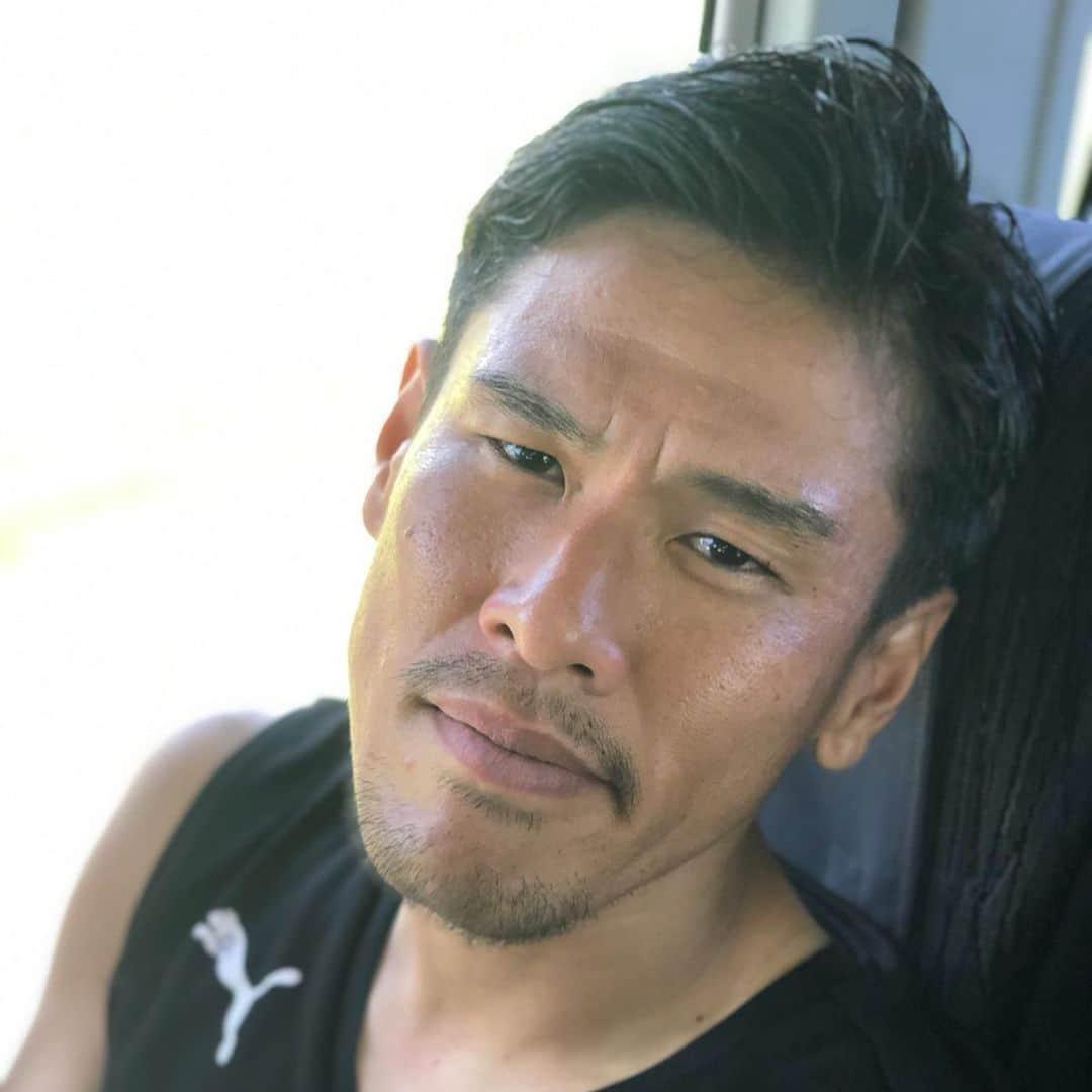 太田康介さんのインスタグラム写真 - (太田康介Instagram)「キャンプ３日目終わり。  かろうじて生きてます。  #2部練後の写真 #まだ余裕あるな #とりあえず #やっぱり顔黒い #水バケツは1人用 #橋さん疲れた顔してるけど #まだまだ元気 #修行はフィジカル中は静か #だけどSNSはちょー元気 #ゴリラのポートレート #上原なぜか練習試合用ユニ #水谷顔でかい #金子の森山直太朗 #こまさん締め出される #明日も頑張ろ #もう更新出来ないからね #期待しないでよ #フリじゃないからね」8月6日 20時13分 - kosukeota.7