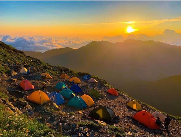 登山*トレッキング*アウトドア『.HYAKKEI』さんのインスタグラム写真 - (登山*トレッキング*アウトドア『.HYAKKEI』Instagram)「太陽に照らされるテント場。見渡せる範囲の人々のみがこの絶景を味わっていると思うと、登ってよかったと思わせてくれる一枚。 ・ photo by @yo_1064 ・ ・ ・ ・ ・ あなたの山の思い出picを#hyakkeime で投稿してください！みんなで素敵なお山ギャラリーをつくりましょー！﻿ ・﻿ ・﻿ ・﻿ #登山好きな人と繋がりたい #登山 #山登り #山歩き #山ガール #登山女子 #山ボーイ #山バカ #landscape #絶景 #日本の絶景 #as_archive #vsco #reco_ig #光と影 #広角 #青空 #sky #自然美 #北アルプス #稜線歩き #テント泊 #北岳 #南アルプス」8月6日 20時15分 - hyakkei_me