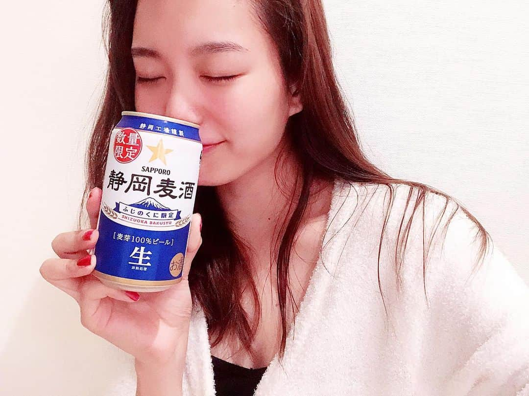 蜂谷晏海さんのインスタグラム写真 - (蜂谷晏海Instagram)「ぷ🍻 帰宅してお風呂ごゆっくり入ってーのおうちビール❤️ 静岡行った時にゲットした#静岡麦酒 🍻黒ラベルも美味しいけど静岡麦酒もまた、美味しいのです🥰💓 結構、いやかなり好き！ またいつか#大通りビアガーデン で#サッポロクラシック も飲みたいな〜😚 #サッポロビール#ぷはあみら #サッポロビールイメージガール  #sapporobeer#beer#girl #ビール女子#ビール大好き#おうちビール #はちやとお疲れ様ビール#はちやと乾杯 #とりあえずビール#とりあえずビールの復活を求めて#お酒は２０歳になってから #ふじのくに限定」8月6日 20時24分 - hachiyaami