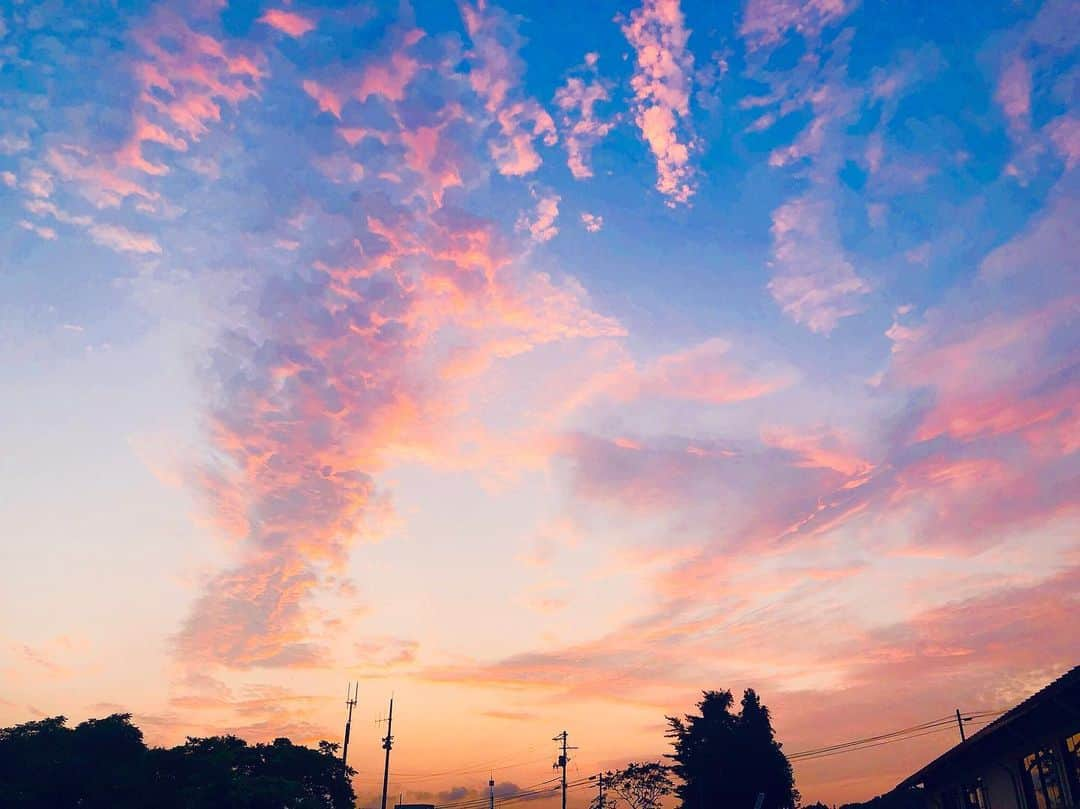 大河原あゆみさんのインスタグラム写真 - (大河原あゆみInstagram)「新海誠さんの世界  のような  夏の夕暮れ  #夏の夕暮れ #茜空 #岩手 #夏休み #新海誠 #夕陽 #夕日」8月6日 20時25分 - ayumiookawara