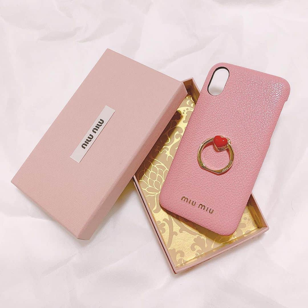 Yukiさんのインスタグラム写真 - (YukiInstagram)「❥❥ new ㅤㅤㅤㅤㅤㅤㅤㅤㅤㅤㅤㅤㅤ iPhone case @miumiu  マドラスレザーのピンク 📱💕 背面にハート付iPhoneリング。 ケースはmiumiuがお気に入りで 今回も長く愛せるいいものと思って ☺️ 小物はモノトーンよりピンクが好き。 ㅤㅤㅤㅤㅤㅤㅤㅤㅤㅤㅤㅤㅤ #miumiu #iphonecase #yuki__item #ミュウミュウ #ミュウミュウiphoneケース #購入品紹介 #可愛い #お気に入り #携帯ケース #ピンク好き #マドラスレザー #持ち物」8月6日 20時25分 - yukii061