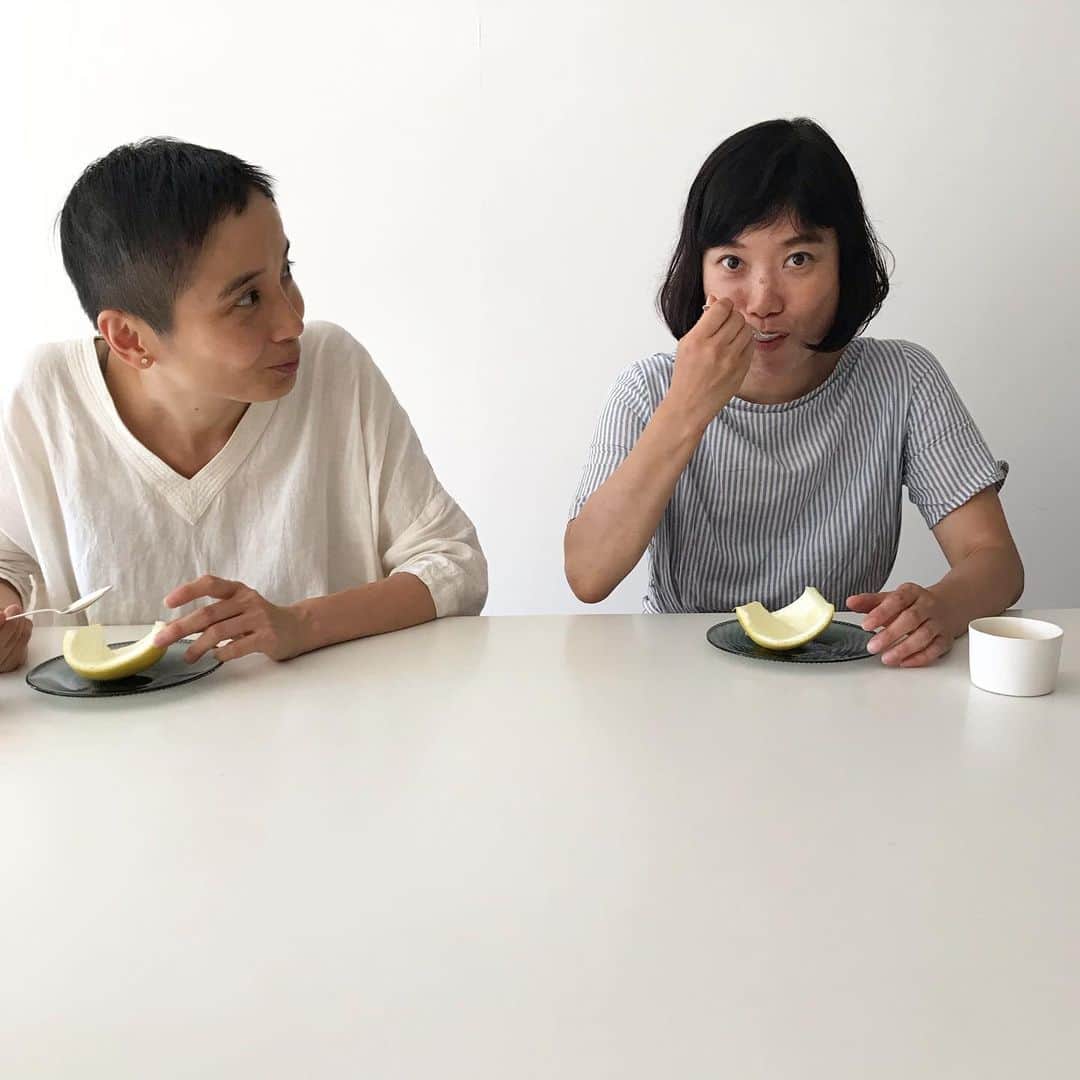 渡辺有子さんのインスタグラム写真 - (渡辺有子Instagram)「わかなちゃんからの手土産で涼をとる。老松の晩柑糖、ありがたや。」8月6日 20時18分 - yukowatanabe520