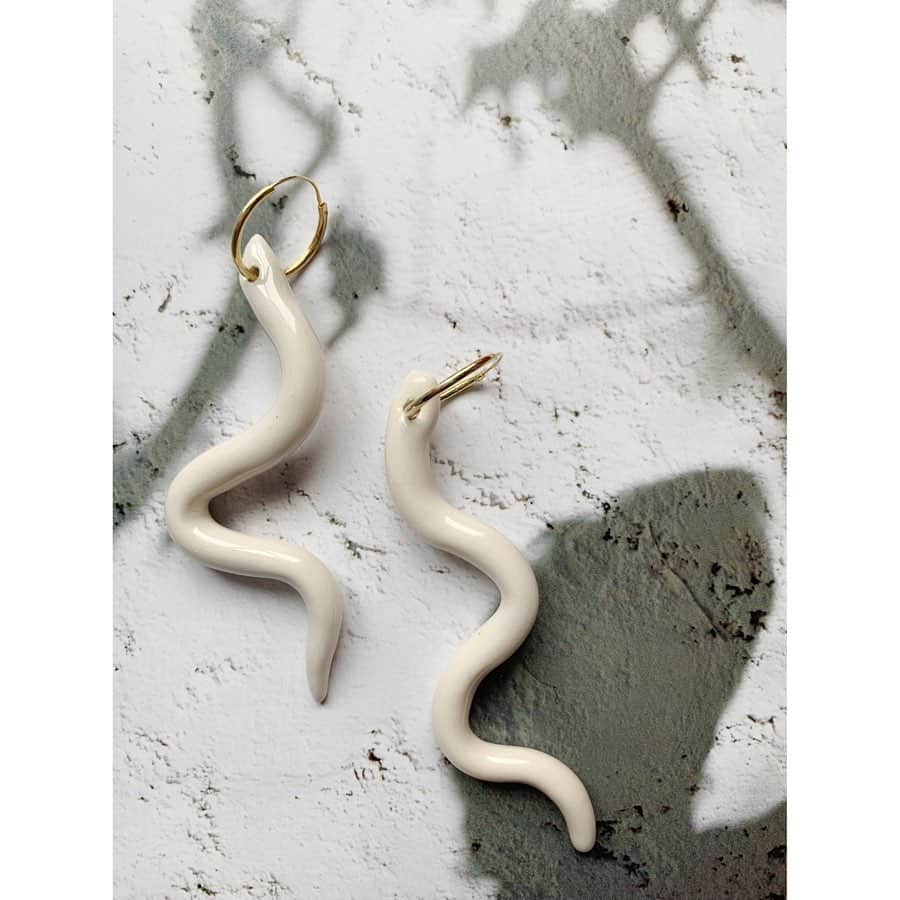 川島幸恵さんのインスタグラム写真 - (川島幸恵Instagram)「👂👂👂﻿ ﻿ parisで買付けたアイテムたちが、続々と入荷してます🇫🇷﻿ ﻿ 一目惚れしたセラミックのアクセサリー💘﻿ ﻿ ひとつずつ、違ったいびつさが愛おしい☺️﻿ ﻿ #levens﻿ #handcraft #handmadejewelry #ceramics﻿ #accessory #pierce﻿ #white﻿ #SHENERY_official﻿ #fashion ﻿」8月6日 20時21分 - sachie118