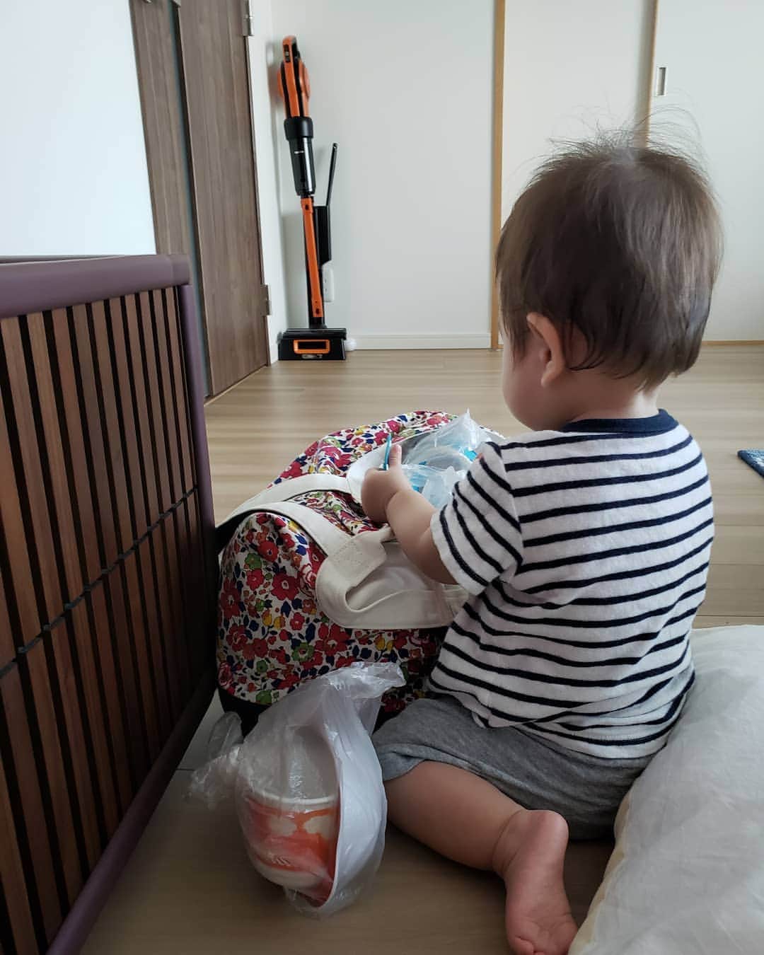 のインスタグラム：「後ろ姿かわいい👶  #荷物物色中  #いいものあったかな😊 #座り方もかわいい」