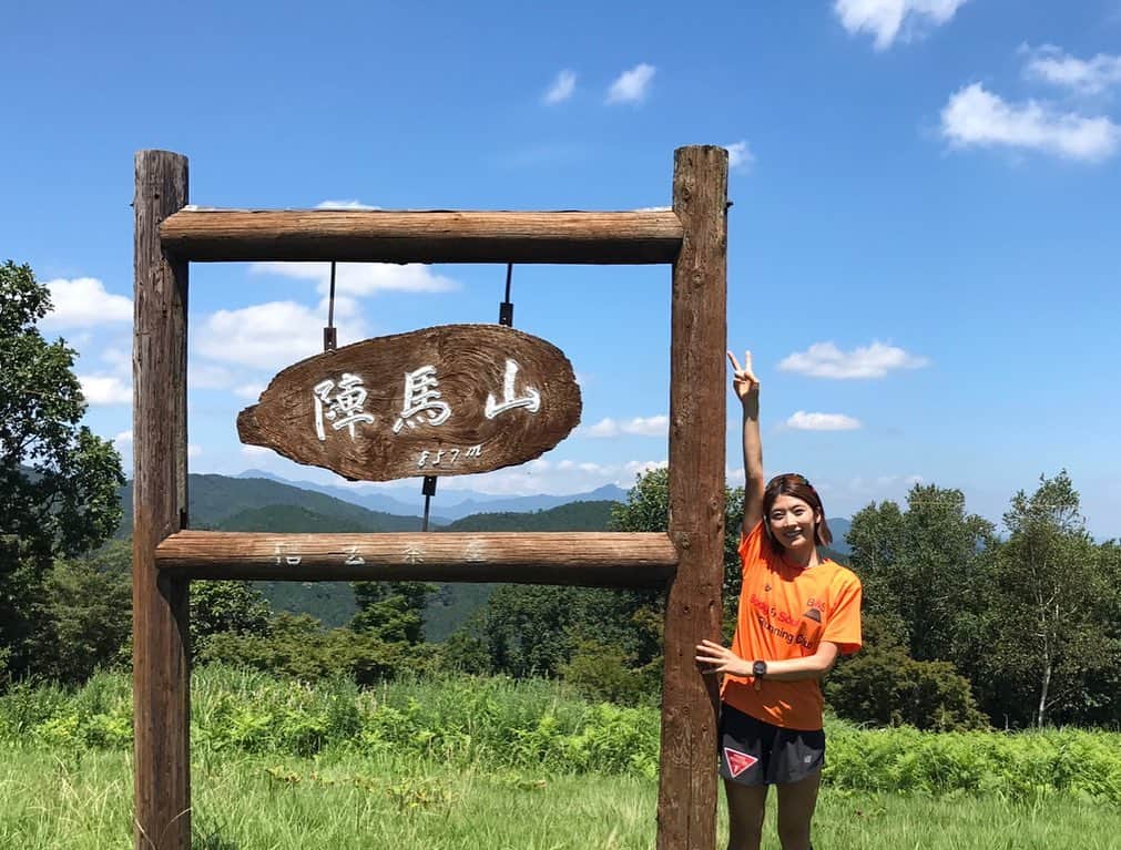 西谷綾子のインスタグラム：「✴︎ 今年3回目の高尾山へ🤗 高尾山口駅⇆陣馬山🏃‍♀️27.5km🐾 木陰の涼しさ、途中ひんやりした風がとても幸せ🍃😆 ・ トレイルランの時もクエン酸&BCAAの粉末タイプを水に溶かして水分補給😋ハイポトニックで吸収が早い‼︎ ・ おいしいアミノ酸BCAA RUN前中後3回摂取👍 ・ 眠る前にアミノアシッドでさらに疲労回復っ😴💤 ・ 夏の睡眠はとにかく最初を深くすることが大切‼︎ 全体を長くとらず、コンパクトに深い眠りをぎゅっと😆📝 ・ #綾子run #天真RUN漫 #高尾山 #陣馬山 #トレイル #トレイルラン#パワープロダクション #グリコ #愛用 #疲労回復 #上手に活用 #サプリメント #ニューバランス」