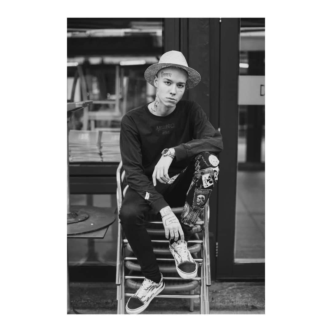 のインスタグラム：「Mühlbauer | #ss19 ▪️ @moonman356 wears GRAF.  This #traveller #hat is made of boa straw and is decorated with a sprayed stripe. #vienna #unisexfashion #streetwear 📷💕 @ninakvk」