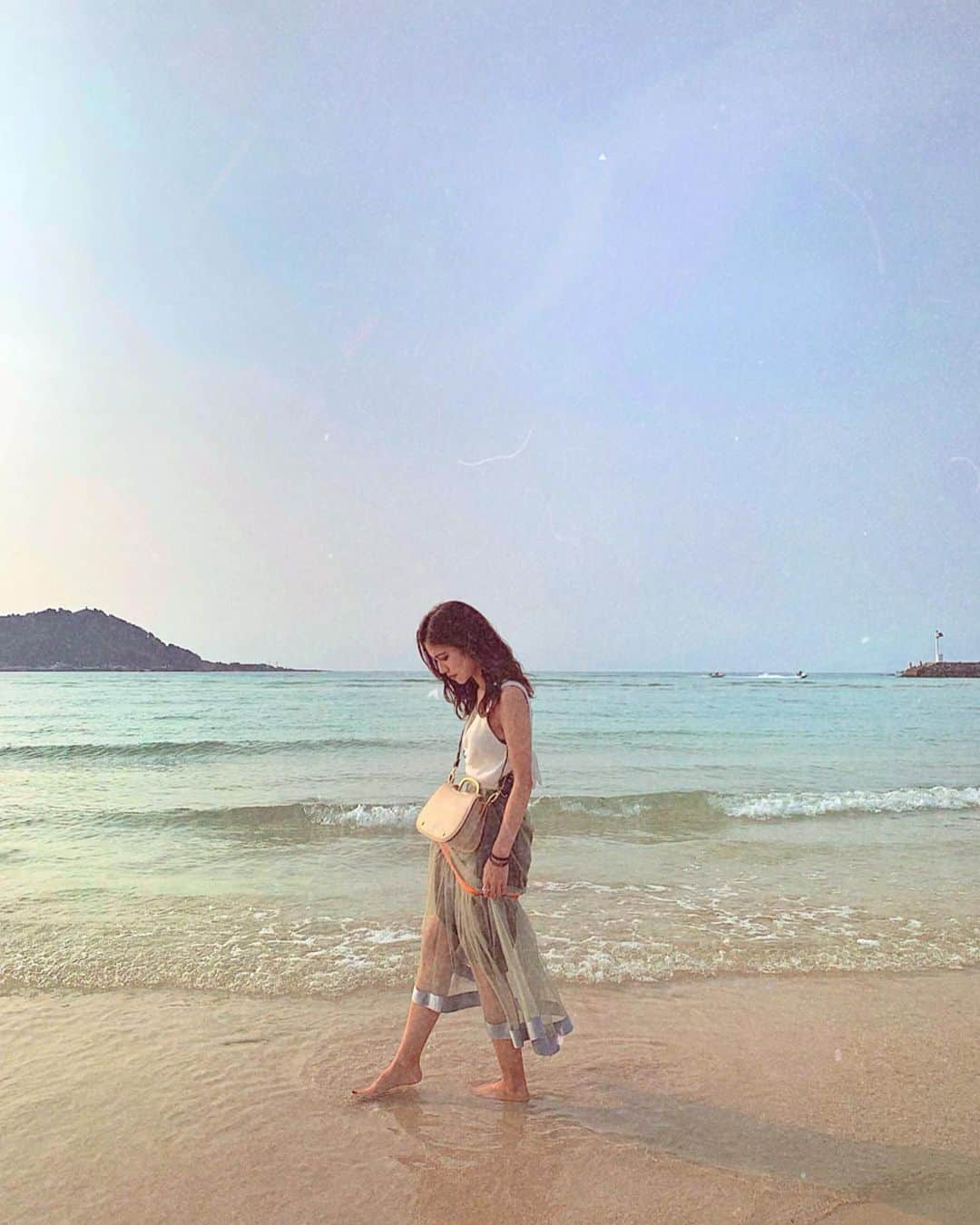 Marika Kajiwaraさんのインスタグラム写真 - (Marika KajiwaraInstagram)「今年はいろんなとこで海行けて すっごく嬉しい🌴🧡 ＊ ＊ この前したストーリーの質問Boxで お洋服の紹介を毎回してほしい とコメントを頂いたので なるべく詳細載せるようにします🙆🏻‍♀️ ＊ ブランドも系統も なにもかもがバラバラですが 参考になれば🤭🧡 ＊ tops... @amerivintage skirt... @amerivintage bag... @jolibon_select (肩がけベルト変えてます) ＊ ＊ ＊ #コーデ #低身長コーデ #154cmコーデ #154cm #おちびの輪 #おちびコーデ #海 #旅行 #amerivintage #like #code #outfit #instagood #marika_trip」8月6日 20時28分 - marika__kw