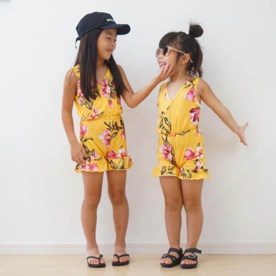 mocchiのインスタグラム：「＊＊＊＊＊ 小春の顎クイでこんばんは～🌝 ・ ・ @tom5.5.5 君の子供服ショップ @feel_kids_official の夏服を 一足早く着させてもらったよ♡ ・ ・ 2人とも海でこんがり焼けてイエローがいい感じ😂💓 ・ ・ 今夜22:00から発売スタートなので、是非チェックしてみてね♡ ・ ・ ・ こっちゃん、相変わらずの豊満ボディで おケツの食い込みが素敵な仕上がりになりました😌← 2枚目👉 ・ ・ ・ #kidsfashion#インスタキッズ#4歳#6歳#4月生まれ#5月生まれ#姉妹#親バカ#プチプラコーデ#シンプルコーデ#キッズコーデ#キッズファッション#子供服#お洒落さんと繋がりたい#ベビフル#コドモノ#娘コーデ#夏コーデ#お揃いコーデ#お揃い」