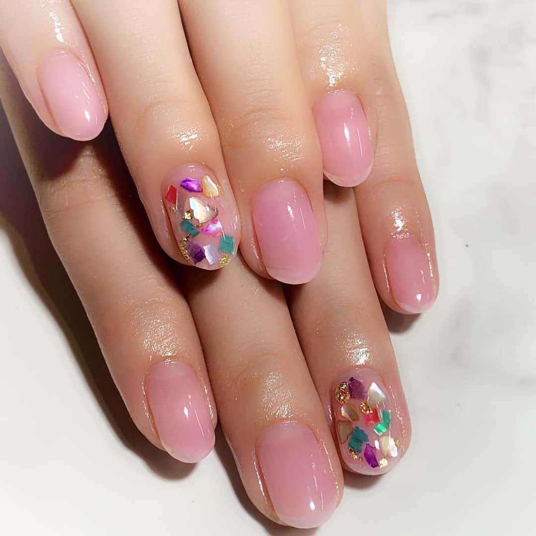 若月雅のインスタグラム：「#newnail #シンプル #シェルネイル  今回はコスイベあるので、シンプルにしたよ(*^^*) ありがとうございました✨」