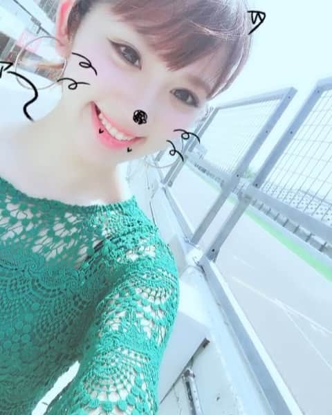河瀬鮎美のインスタグラム：「※音量注意です🙇‍♀️ 年に2回しかない初心者歓迎走行会の受付も開始しました🏎❤️サーキットデビューのチャンスということで人気なのでお見逃しなくです😍💕 #鈴鹿走行会#ccmc#race#circuit#pit#www.ccmc.gr.jp#初心者走行会#プロドライバー#耐久レース#モータースポーツ#安全運転#神谷さん#porsche#ferrari #鈴鹿サーキット#car#車」