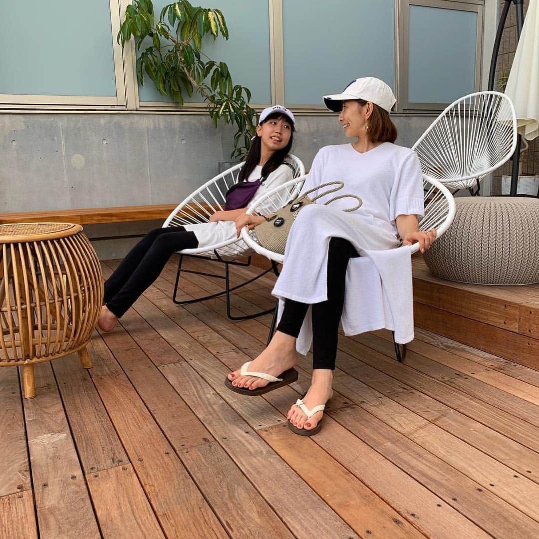 machi28777さんのインスタグラム写真 - (machi28777Instagram)「夏休みスタート✨﻿ ﻿ 娘の夏期講習が終わったその足で葉山へ^_^﻿ 今年はairbでステイ型バケーションにしました^_^﻿ ﻿ 今年はほんとに短い夏休みだけど、キュっと三人が頭空っぽにしていれるこの時間がなんとも言えない贅沢^_^﻿ ﻿ なんか…細胞が緩んでくるね〜﻿ アハハ〜﻿ なんてフラフラ手を繋いでお散歩して。。﻿ ﻿ ﻿ 夜はタン塩食べたい！のリクエストに答えてあさひ屋で調達して焼いて^_^ ﻿ 家と変わらない？笑笑 いやいや、全然違う^_^﻿ みんなが緩んでる❤️ ﻿ ﻿ 私ってやはり軸は家族にある！ ﻿ ﻿ 何が大切か…何が真の豊かさなのか…﻿ 考える機会が多い2019年であることは間違いない✨﻿ ﻿ 秋からの新しいステージに向け、うんとエネチャージ❤️﻿ ﻿ 実は…私達。。﻿ ペアルックだったわ笑笑  #夏休み #葉山 #親子コーデ ﻿ #ootd #fashion #アラフォーコーデ#machibasic #simplerich #ootd_kob #jマダムのおしゃれ #locari #mimolletootd #ママコーデ #シンプルリッチ #心地よいリアルファッション #おしゃれさんと繋がりたい #model #大人カジュアル #シンプルコーデ #今日のファッション ﻿ ﻿ ﻿ ﻿ ﻿ ﻿ ﻿」8月6日 20時42分 - machi28777_