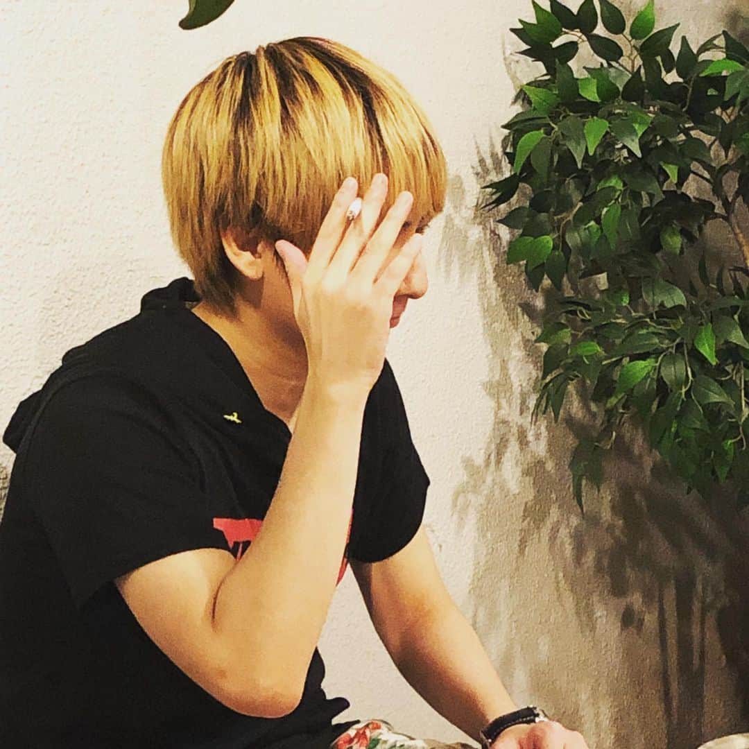 Kyrieのインスタグラム：「そして一週間ぶりに人に会った。 その人間がこちらの高橋尽。 9日にまた渋谷で高橋尽サポートでギター弾くよ。」