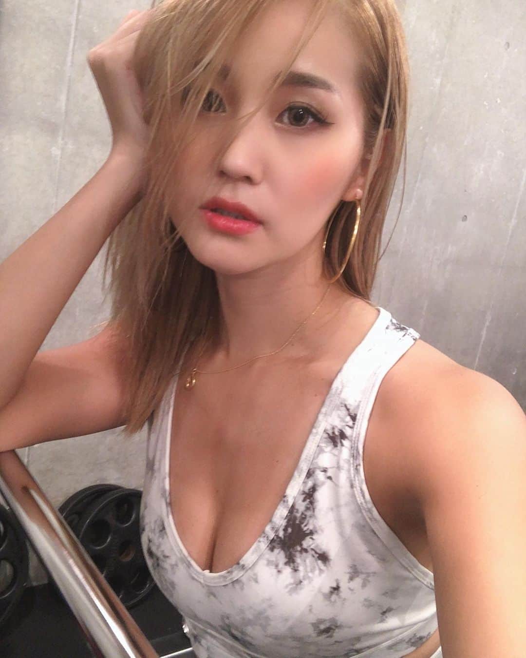 LORYのインスタグラム：「汗だっく🐶💦💦 今日のトレーニングも気持ちよかったぁー！🤩 大好きなスクワットと、苦手なベンチプレス🏋🏼‍♀️ トレーニング行くのがたのしいっ🥳 渋谷にあって、靴もタオルもレンタルできて助かるー😌✨ @fastorylabo #fastorylabo #workout #トレーニング女子」