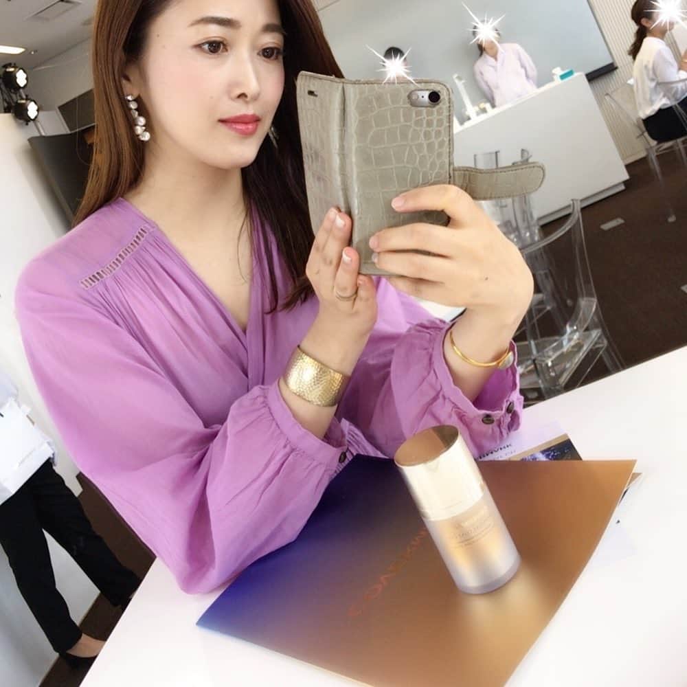 のインスタグラム：「. カバーマークの 新作、ジェルおしろい✨ . 「ジェルおしろい」って、 初めて聞いた時には意味がわからなかったけど。 . ベースメイクの仕上げのパウダーの 代わりにつける新発想ジェル。 . 1枚目… BAさんにつけて頂いた直後。 . 2枚目… 自宅で練習。 ジェルをスポンジによく伸ばして取り、 顔にポンポンとはたく容量で載せると… . 3枚目…(Before) ファンデをつけた後、ジェルを使う前。 いくらツヤ肌好きと言っても、 ツヤ過多で、オイリーに見える😅？ . 仮にこれで良かったとしても(←) パウダーなしだと崩れやすいのも弱点。 . 4枚目…(after) ジェルを塗って、 3枚目とほぼ同じ条件で撮ってみたら。 . ツヤは適度に落ち着き、 でも決してマットじゃなく。 私としては理想的◎ . . . 8月の長時間外出でも、 崩れにくいのも良かったです。 . 個人的にはこれ、 顔ティントと命名したいです♡ . 人に会う時、 絶対崩れたくない時。  ひと手間かけてでも使うと、 見た目が全然違うと思いました。 (だから顔ティントね☺︎) . 正式名は #モイスチュアコートジェル @covermark_jp . . 新発想のコスメの発表会は、 いつもワクワクします✨ 化粧品には夢が詰まってる💛」