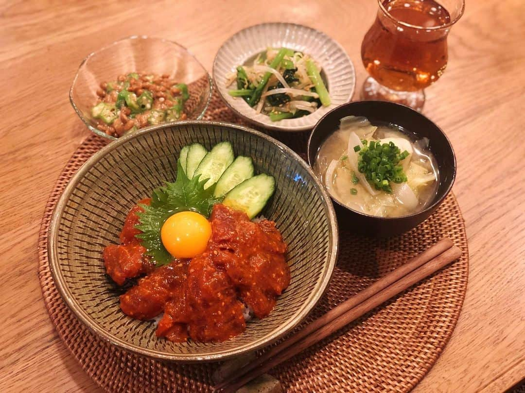 高山直子さんのインスタグラム写真 - (高山直子Instagram)「🐟💛🐟💛🐟 今日は漬け丼！ ●まぐろのピリ辛漬け丼 ●小松菜ともやしのナムル ●オクラ納豆 ●キャベツと玉ねぎのお味噌汁 暑くても疲れてても食欲そそる味〜🐶 コチュジャンの効いてる鮪はとろ〜り卵と相性抜群！ ・ #なおコロ食堂#夏ごはん#丼もの#どんぶり#漬け丼#食と器#うつわ好き#うつわ#定食#夜ごはん#お家ごはん」8月6日 20時51分 - nao_70koro