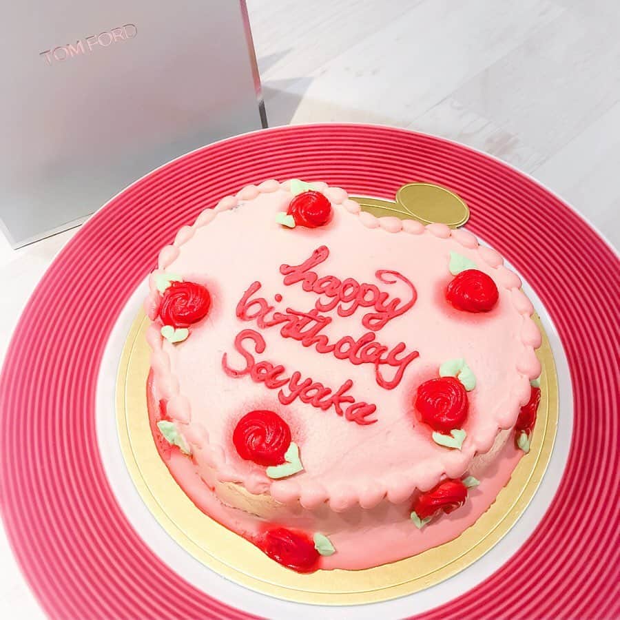 tomomi ❤︎ よしはしともみ ❤︎さんのインスタグラム写真 - (tomomi ❤︎ よしはしともみ ❤︎Instagram)「. . 最近お友達が誕生日習慣で いっぱいケーキ食べてる🍰💗 . このケーキは @dolcemaririsa  でバラ柄ハートケーキをオーダー🌹 . 想像してたハート型と違って少し戸惑い、、笑 ハート型というより桃🍑みたい♡笑 これはこれで可愛いからまぁよし❤️ . #dolcemaririsa #birthdaycake #birthdayparty #pinkcakes #rosecake #omotesandocafe #harajukucafe #tokyocafe #ドルチェマリリッサ #ローズケーキ #バラケーキ #フラワーケーキ #誕生日ケーキ #バースデーケーキ #バースデープレート #誕生日プレート #ピンクケーキ #ハートケーキ #オーダーケーキ #オーダーメイドケーキ #表参道カフェ #原宿カフェ #東京カフェ」8月6日 20時44分 - tomomi_yoshihashi