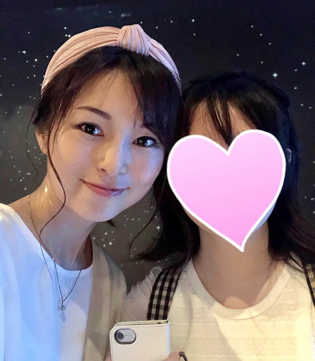のインスタグラム：「息子がサッカーの合宿に行っているので…隙あらばと娘とデート♡ 可愛くて仕方ないので連れ回したい笑  おっさんの気分🤣 今日はコニカミノルタのプラネタリウムに行ってきたよー！  #藤田りえ #アナウンサー #フリーアナウンサー #娘とデート #池袋 #コニカミノルタ #満天 #プラネタリウム #銀河鉄道の夜 #宮沢賢治 #ナレーター うまい #二人とも #宇宙好き #綺麗な人と繋がりたい  #可愛い人と繋がりたい  #可愛いママになりたい」