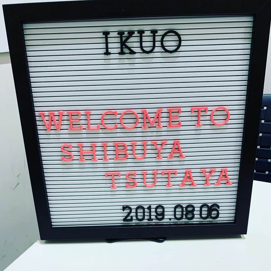 Ikuoさんのインスタグラム写真 - (IkuoInstagram)「TSUTAYA渋谷店サイン会無事終了しました！炎天下の中お越しのみなさんありがとう！!TSUTAYA渋谷店のスタッフのみなさんありがとうございました！  #ikuo #bassist  #tsutaya  #easycomeeasycore」8月6日 20時46分 - ikuobass