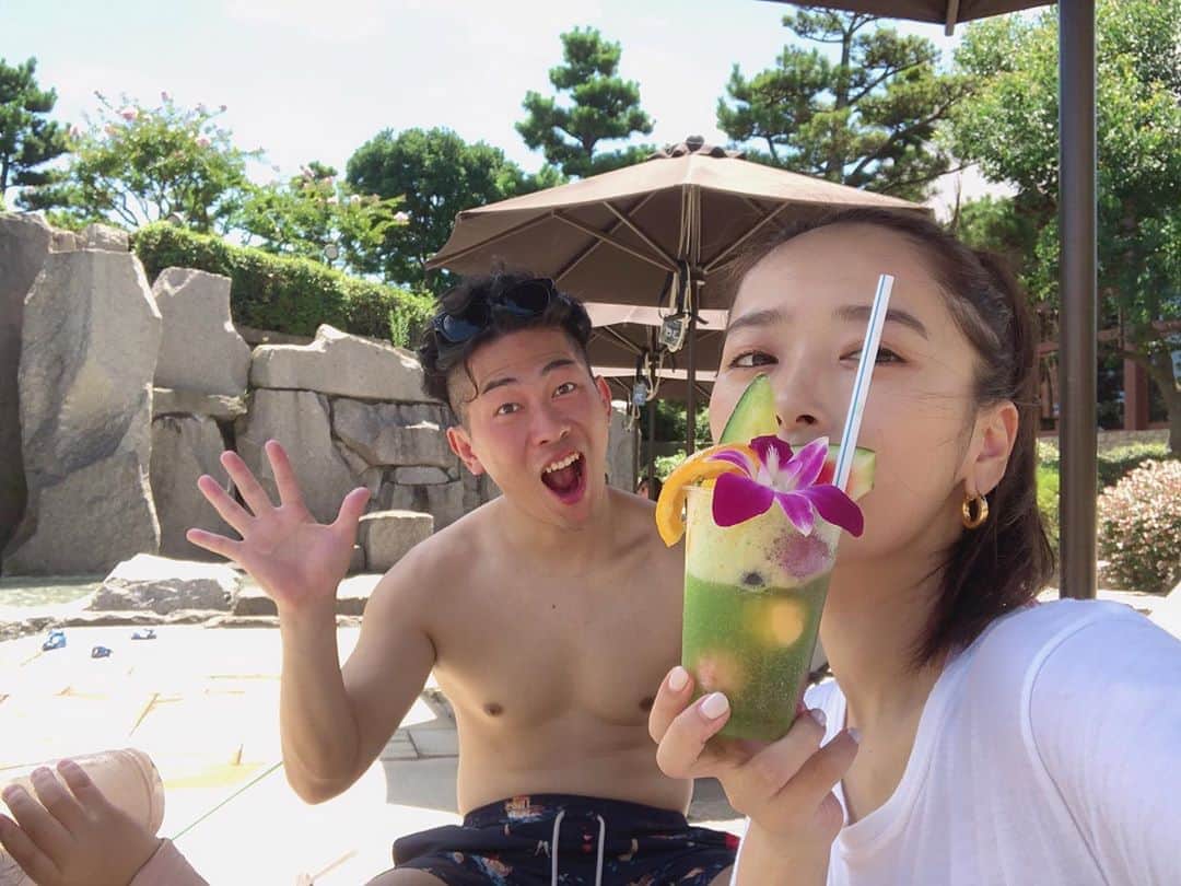 近藤千尋のインスタグラム：「え！明日夜から仕事？ 夏っぽいことしに行こう‼️🌻 と太田家いつもの弾丸系🚗笑 家族4人で🐶❤️ れっぴーのご飯もチキン沢山で 美味しそうでした🍽✨ 私は永遠にプールサイドで まったりさせてもらいました🌞  十愛のラッシュガードは、  @ajuga.shop  です✨ この色はまだ在庫があると思います💓  #シェラトングランデ東京ベイ #バイキング食べ過ぎてお腹ぶよぶよ夫婦」