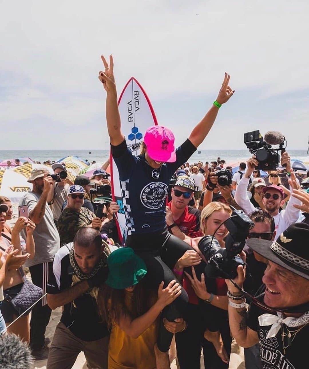 RVCA Japanさんのインスタグラム写真 - (RVCA JapanInstagram)「@sageerickson FOR THE WIN || Congrats to the 2019 @usopenofsurf Champion! || Photo: @bradylaw || @rvcasurf @rvca_womens #RVCA —>」8月6日 21時00分 - rvcajapan