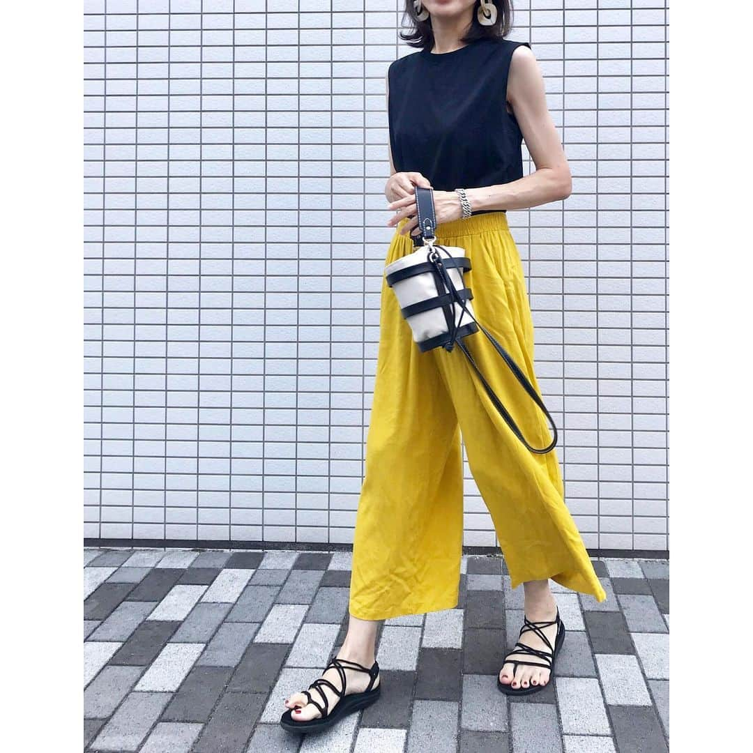 emi0830emiさんのインスタグラム写真 - (emi0830emiInstagram)「2019.8.6 black✖︎yellow🖤💛 * * 娘が夜ぐっすり寝てくれるようになったので夜時間にゆとりが🙌 これからはまたぼちぼちコメント開けるので皆さんお話しましょー☺︎♪ #と言いつつとりあえず今日は閉めます🙏爆 * * * トップス @uniqlo  ワイドパンツ @mayblue_jp  バッグ @enfas_official  サンダル @tevajapan * * * #シンプルコーデ#カジュアルコーデ#着回しコーデ#きれいめカジュアル#uniqlo#teva#enfasbag#morrowbag#morrowコーデ#morrow_claire」8月6日 21時02分 - emi0830emi