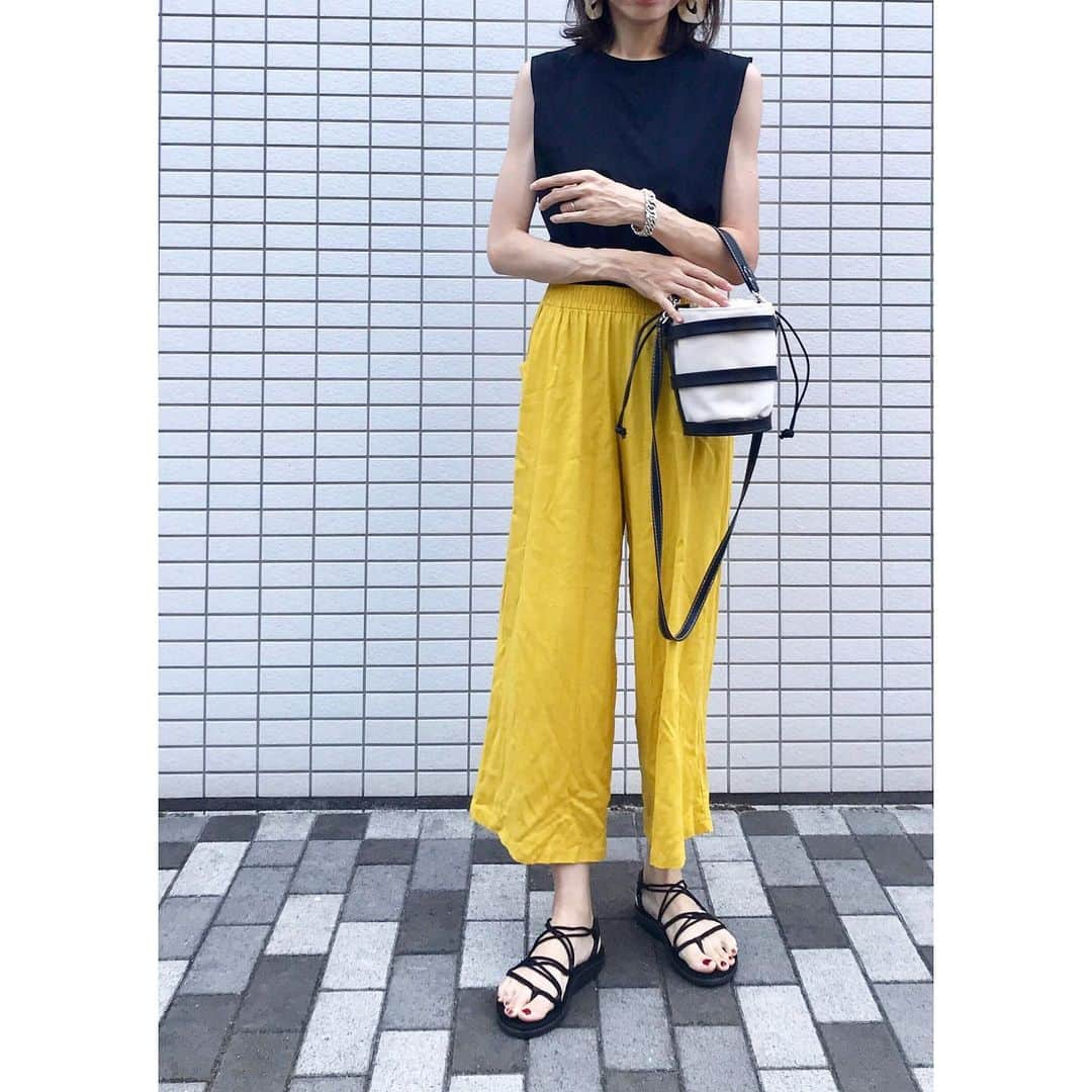 emi0830emiさんのインスタグラム写真 - (emi0830emiInstagram)「2019.8.6 black✖︎yellow🖤💛 * * 娘が夜ぐっすり寝てくれるようになったので夜時間にゆとりが🙌 これからはまたぼちぼちコメント開けるので皆さんお話しましょー☺︎♪ #と言いつつとりあえず今日は閉めます🙏爆 * * * トップス @uniqlo  ワイドパンツ @mayblue_jp  バッグ @enfas_official  サンダル @tevajapan * * * #シンプルコーデ#カジュアルコーデ#着回しコーデ#きれいめカジュアル#uniqlo#teva#enfasbag#morrowbag#morrowコーデ#morrow_claire」8月6日 21時02分 - emi0830emi