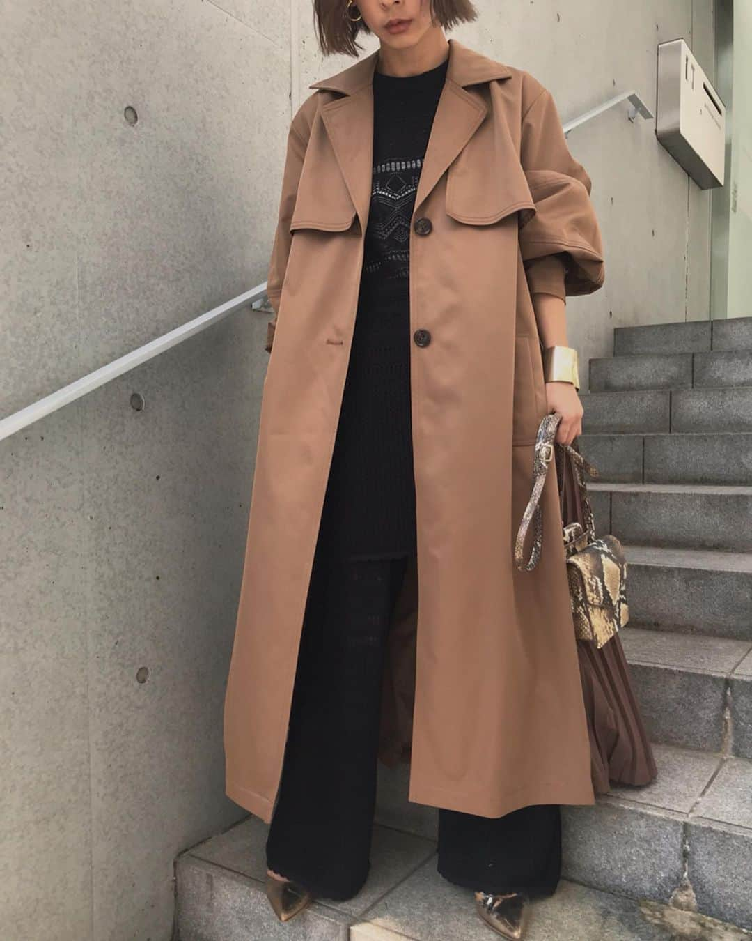 黒石奈央子さんのインスタグラム写真 - (黒石奈央子Instagram)「あめりふく。 . BALOON SLEEVE PLEATS TRENCH ¥27700+tax 8/9 LACY FUSUMA KNIT TOP ¥15700+tax 8/9 LACY FUSUMA KNIT PT ¥16600+tax 8/9 靴 バッグ  AW アクセ  AW . . バックコンシャスシリーズの新作！ 先行でももちろん人気上位品番！ 今年はレースアップにしたよ！ .  @ameri_shinjuku @amerivintage @ameri_daikanyama @ameri.shinsaibashi #ameri#amerivintage #fashion #coordinate#ootd#outfit#osanposnap #705_outfit #大人ファッション #大人コーディネート #大人スタイル #modestyle #modefashion#modecasual」8月6日 21時03分 - blackstone705